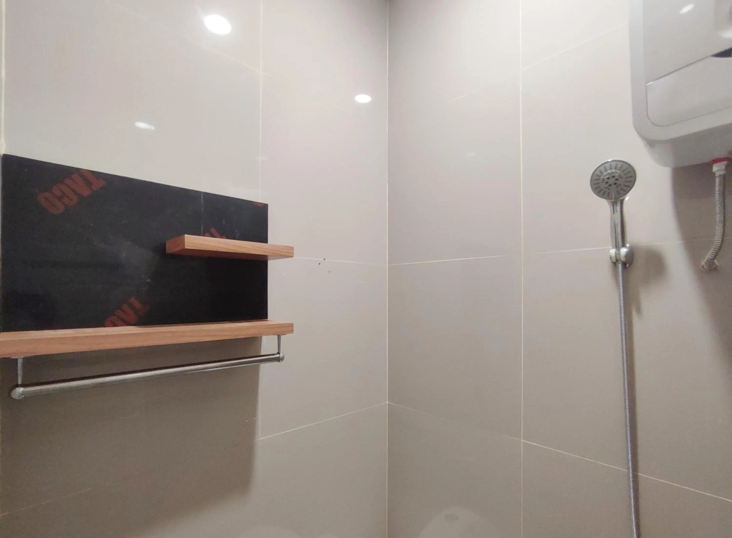 Shower in RedDoorz near Graha Saba Buana 2