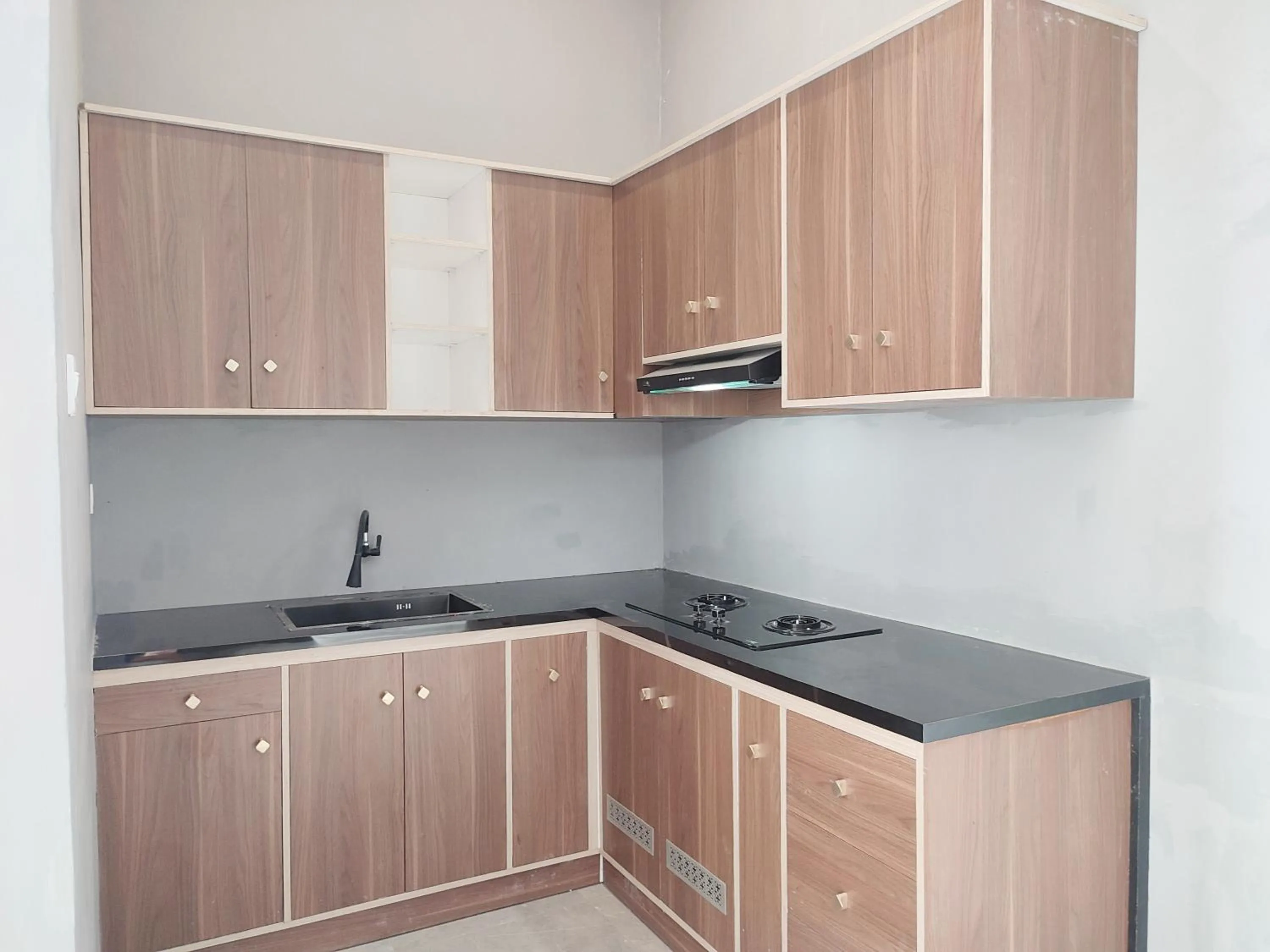 Kitchen or kitchenette in RedDoorz near Graha Saba Buana 2