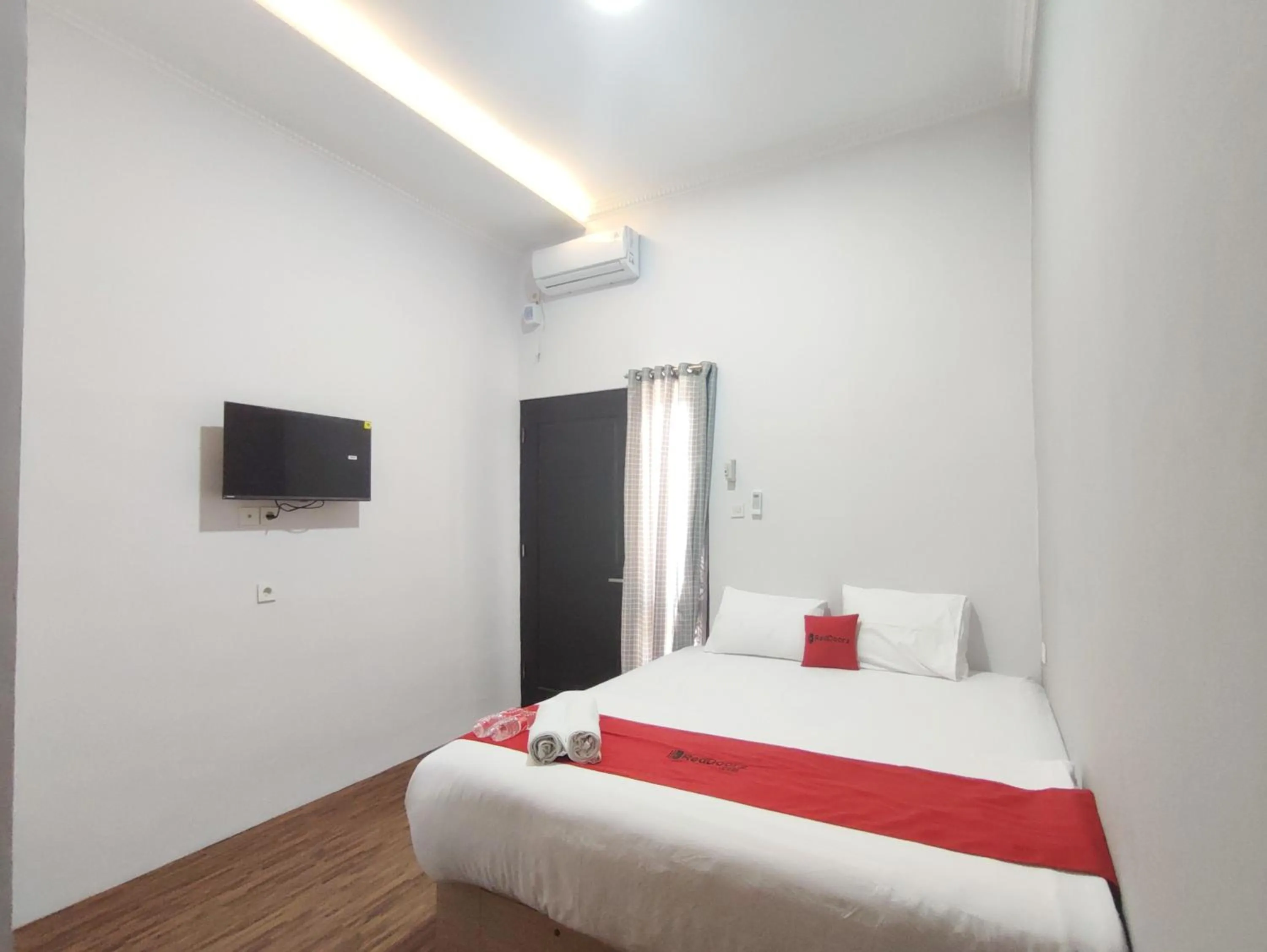 Bedroom, Bed in RedDoorz near Graha Saba Buana 2