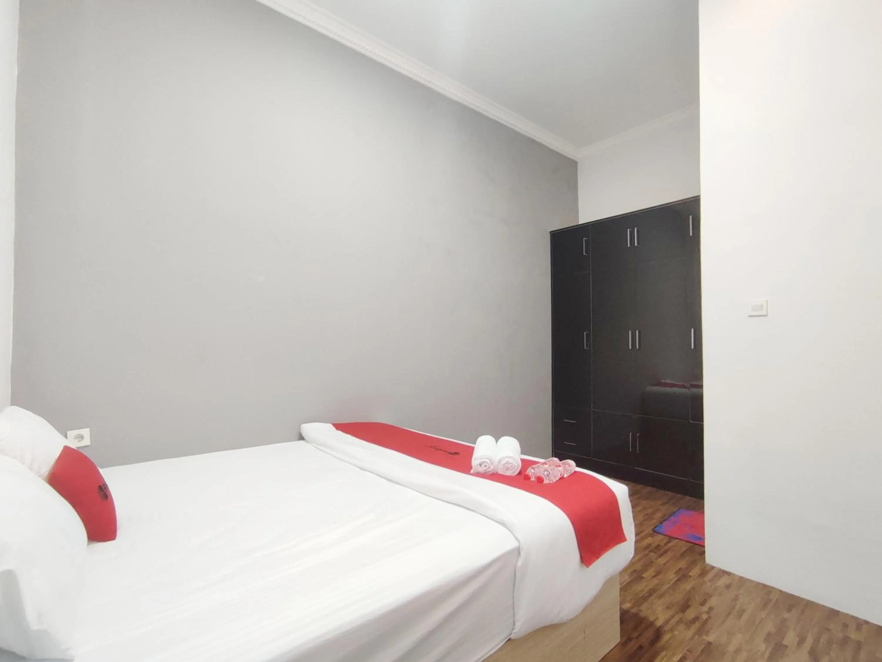 Bedroom, Bed in RedDoorz near Graha Saba Buana 2