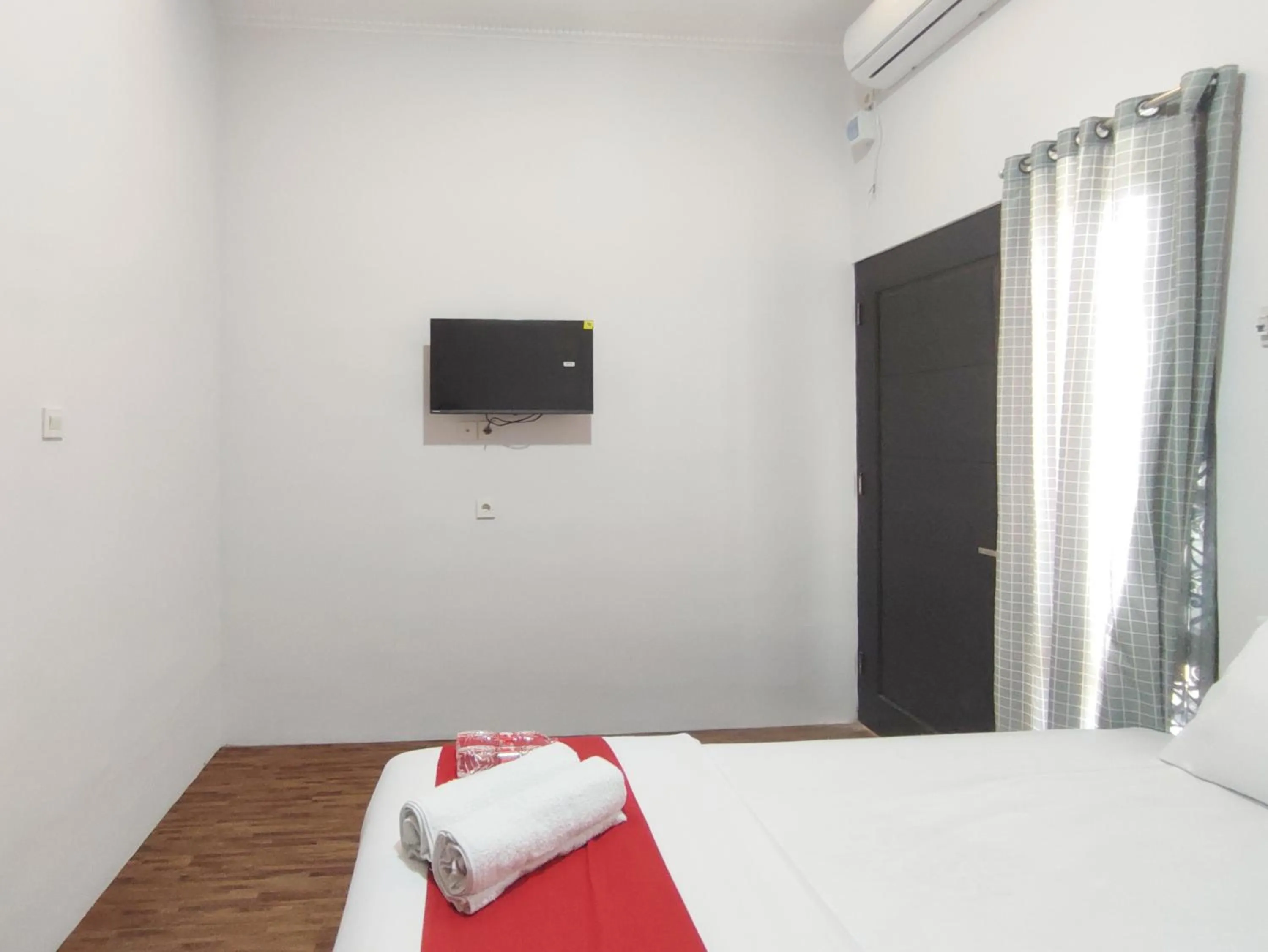 TV and multimedia, Bed in RedDoorz near Graha Saba Buana 2