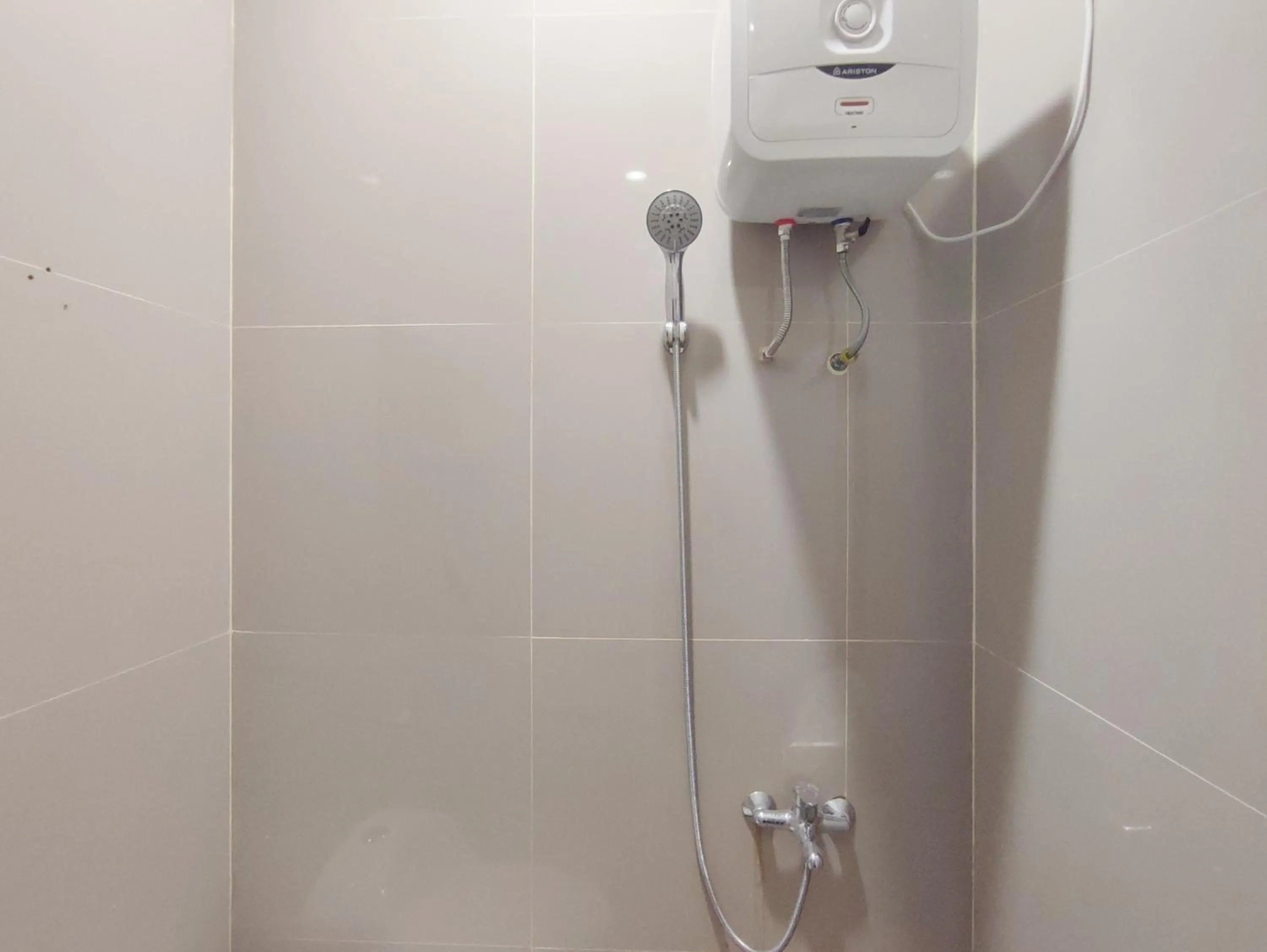 Shower in RedDoorz near Graha Saba Buana 2