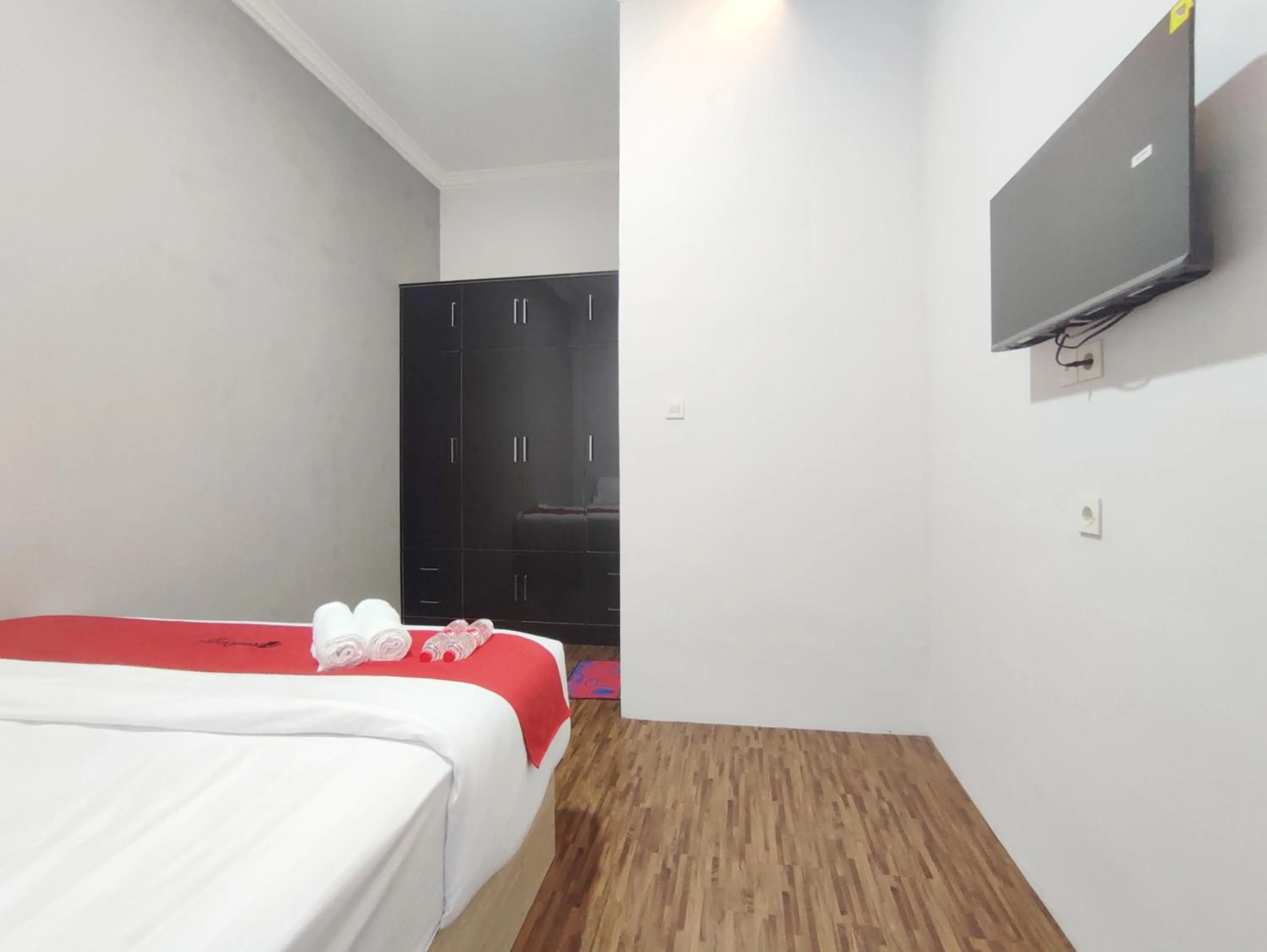Bedroom, Bed in RedDoorz near Graha Saba Buana 2