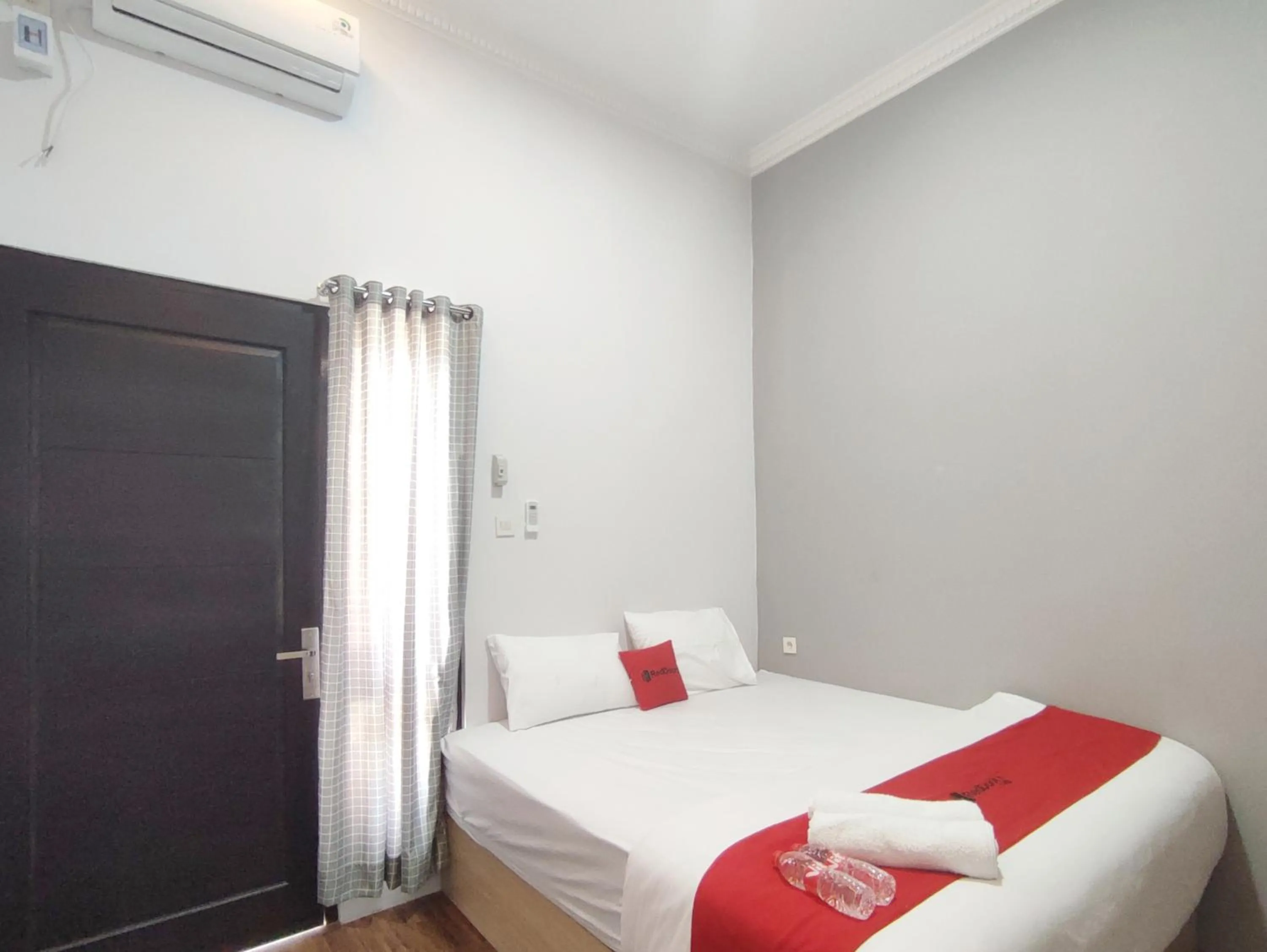 Bedroom, Bed in RedDoorz near Graha Saba Buana 2