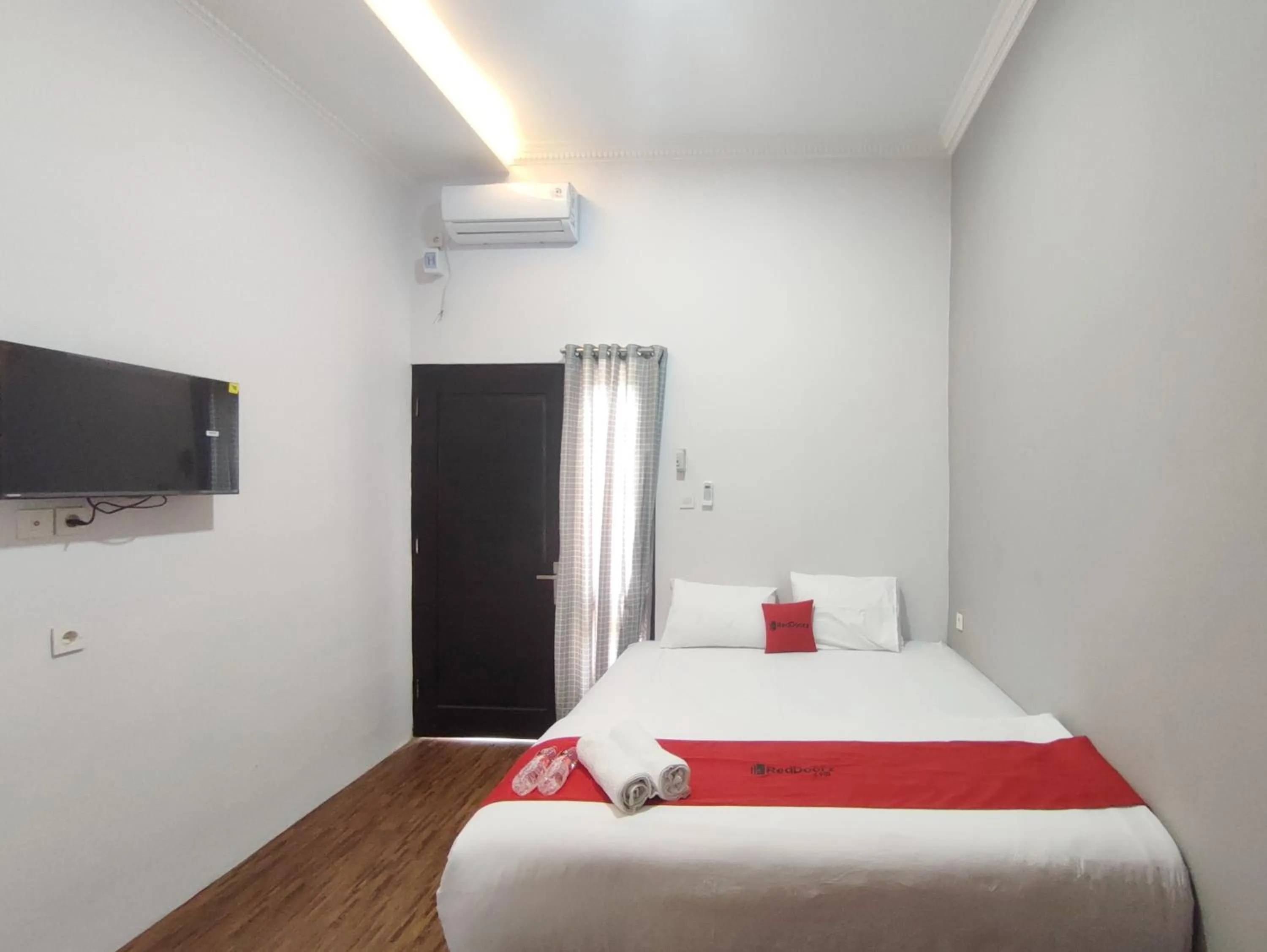 Bedroom, Bed in RedDoorz near Graha Saba Buana 2
