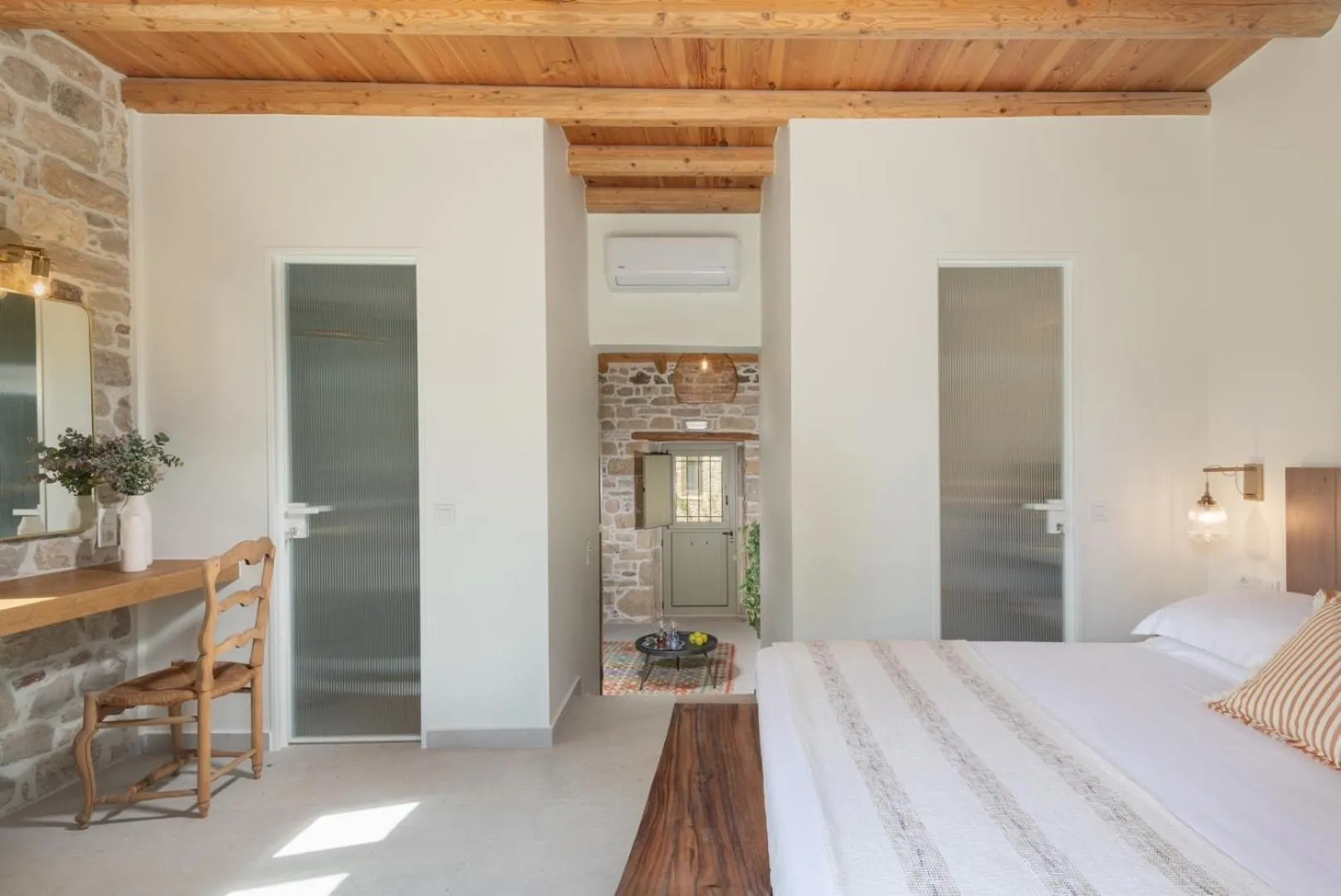 Shower, Bed in St-Ten Stone Built Village
