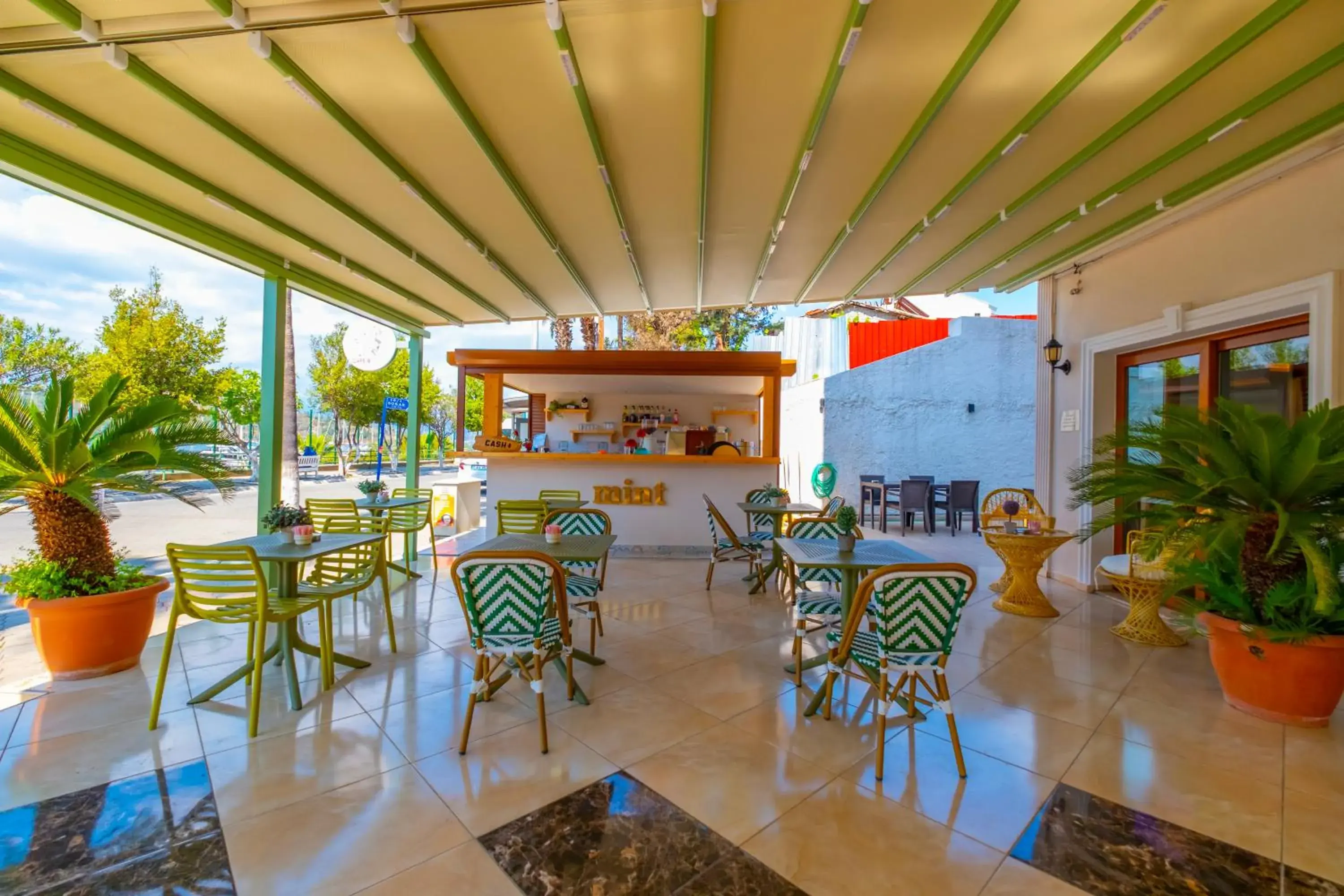 Lounge or bar in Cennet Life Hotel Lounge or bar in Cennet Life Hotel