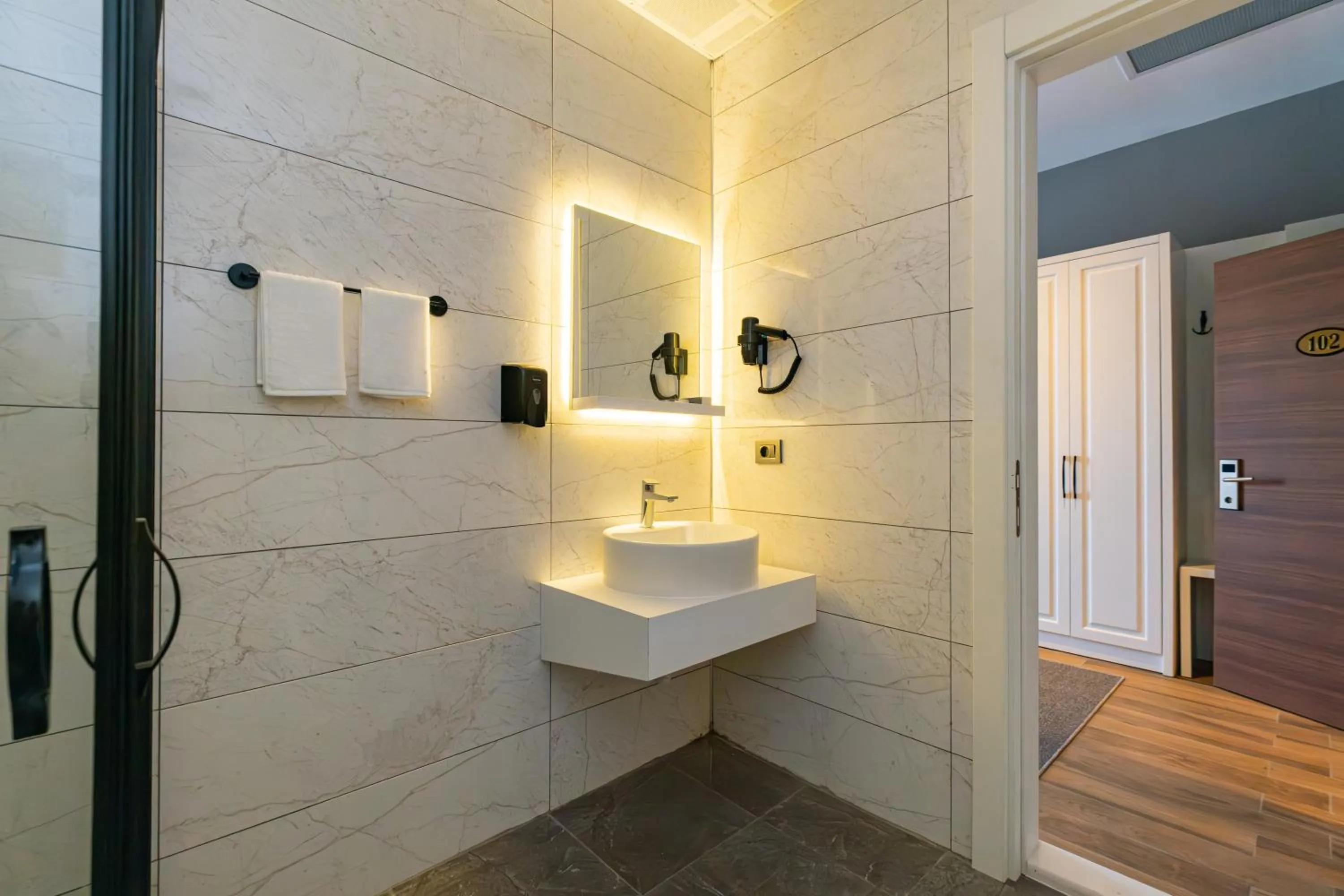 Shower in Hipodrom Hotel