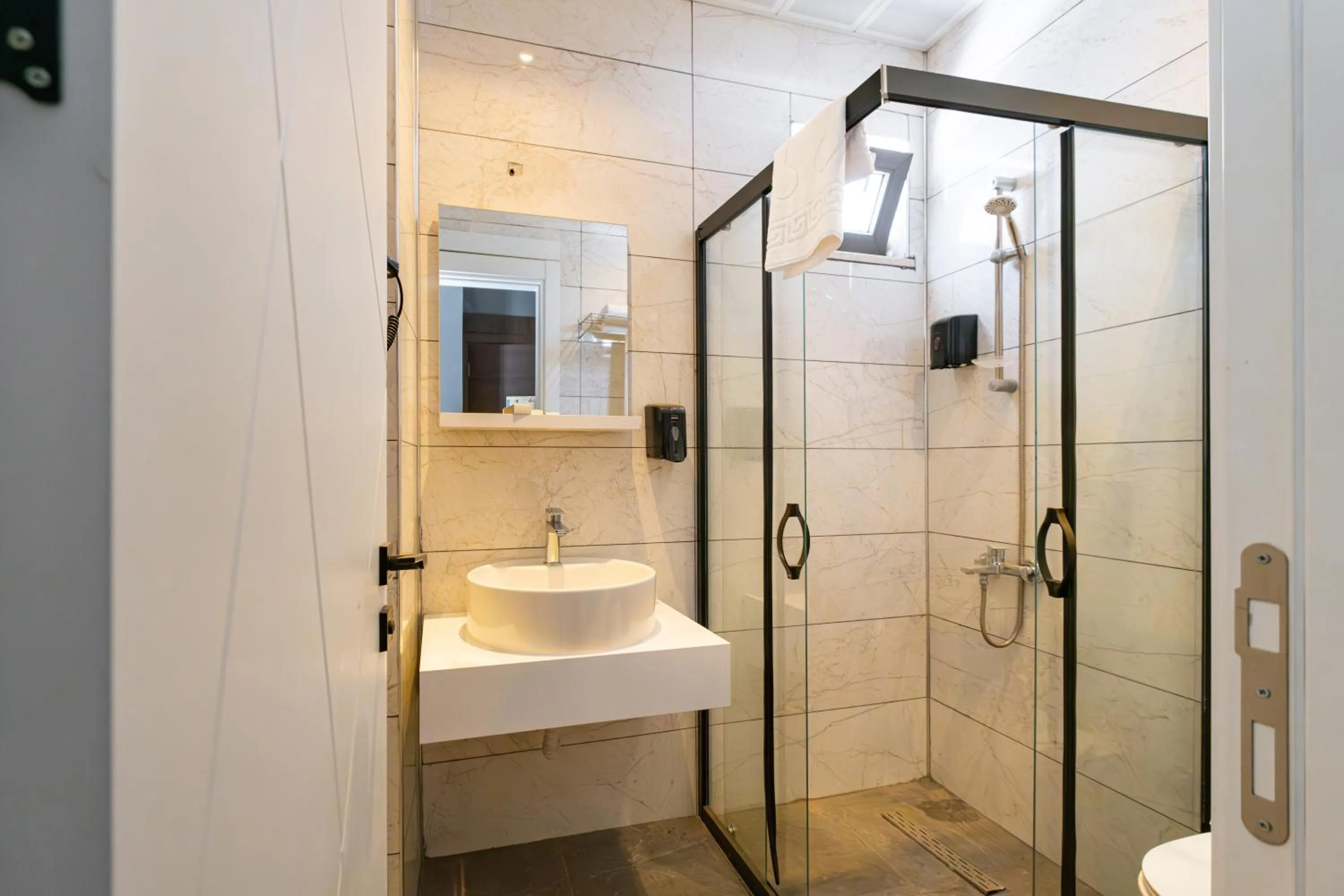 Shower in Hipodrom Hotel