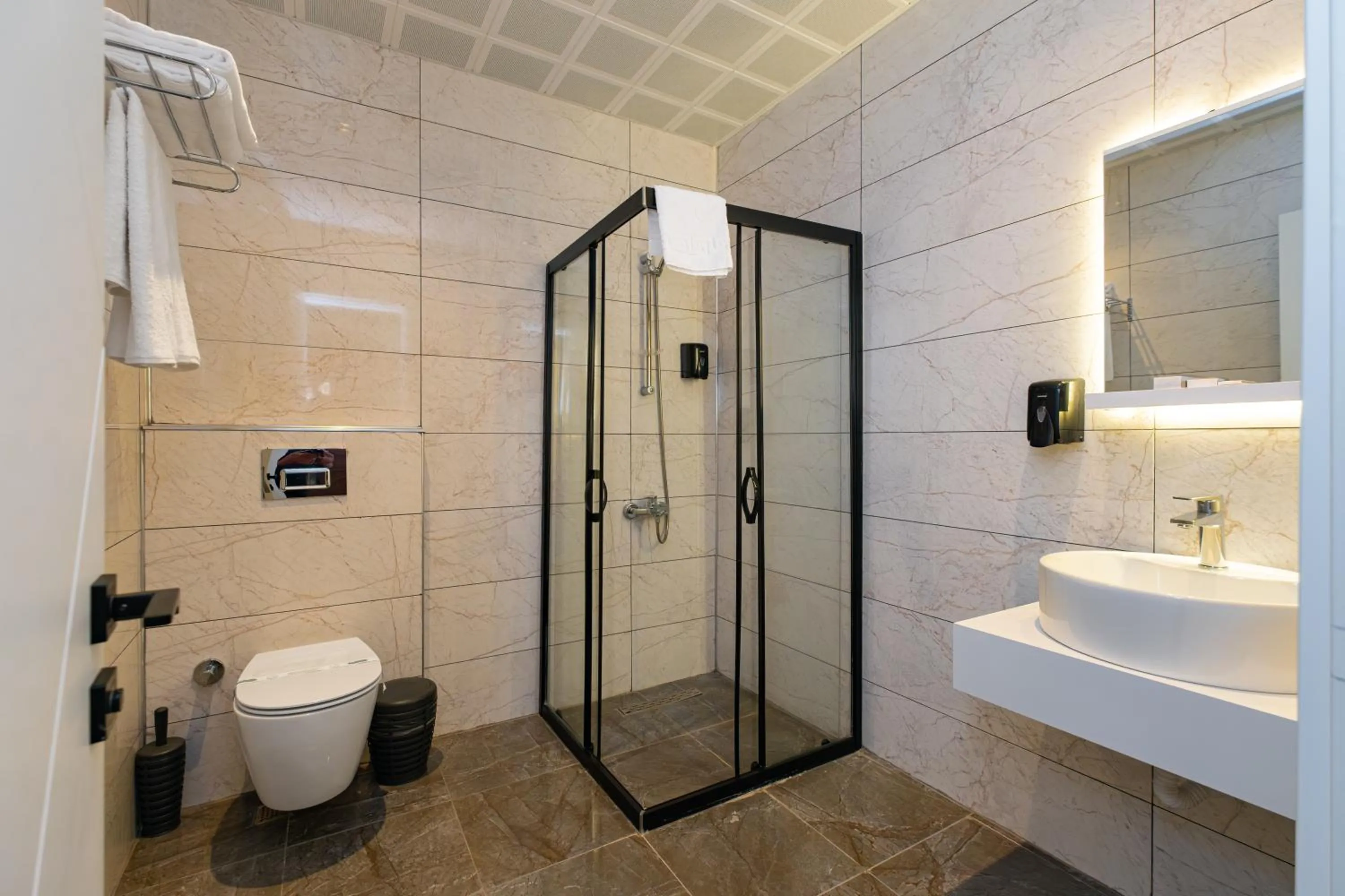Shower in Hipodrom Hotel