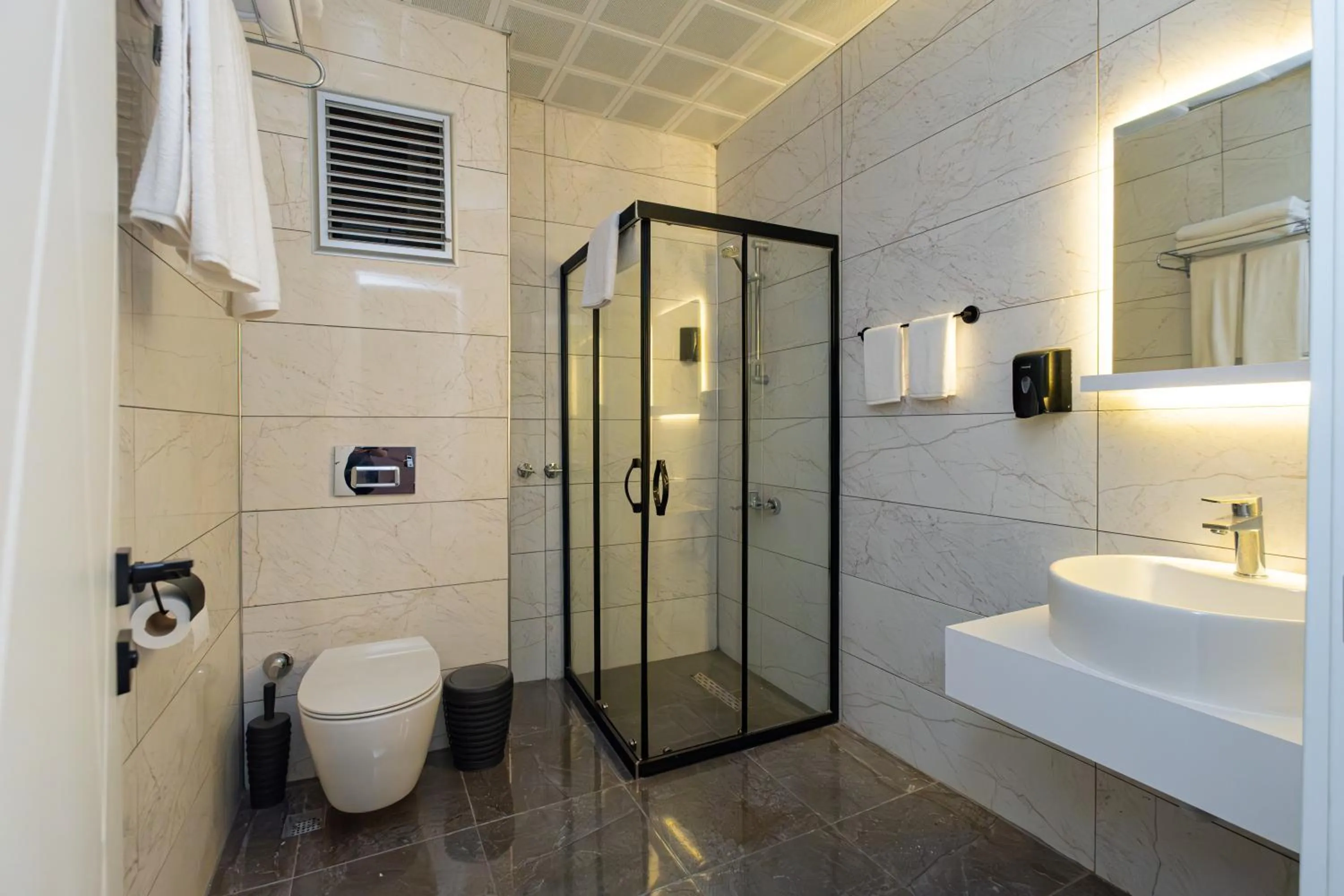 Shower in Hipodrom Hotel