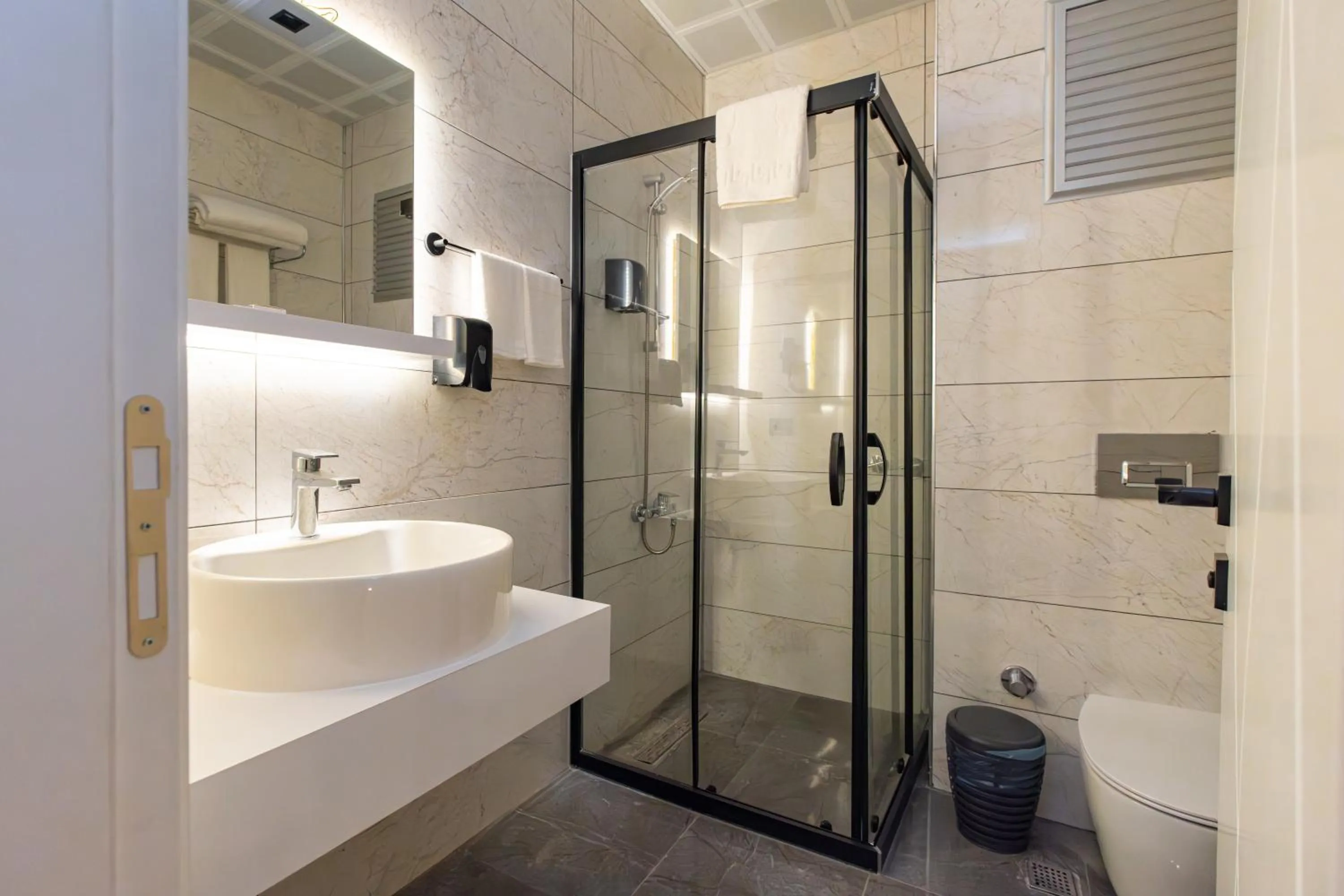 Shower in Hipodrom Hotel