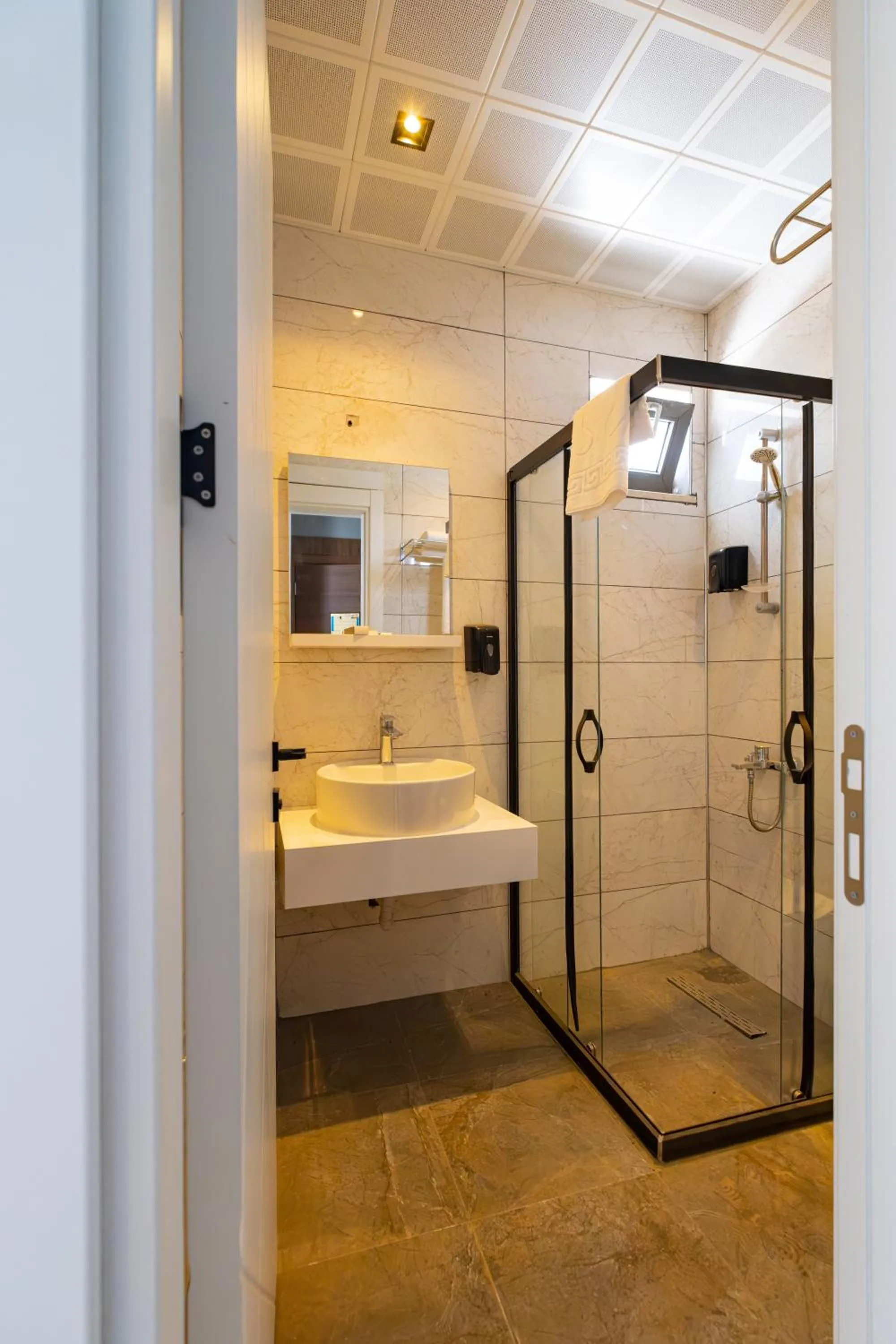 Shower in Hipodrom Hotel