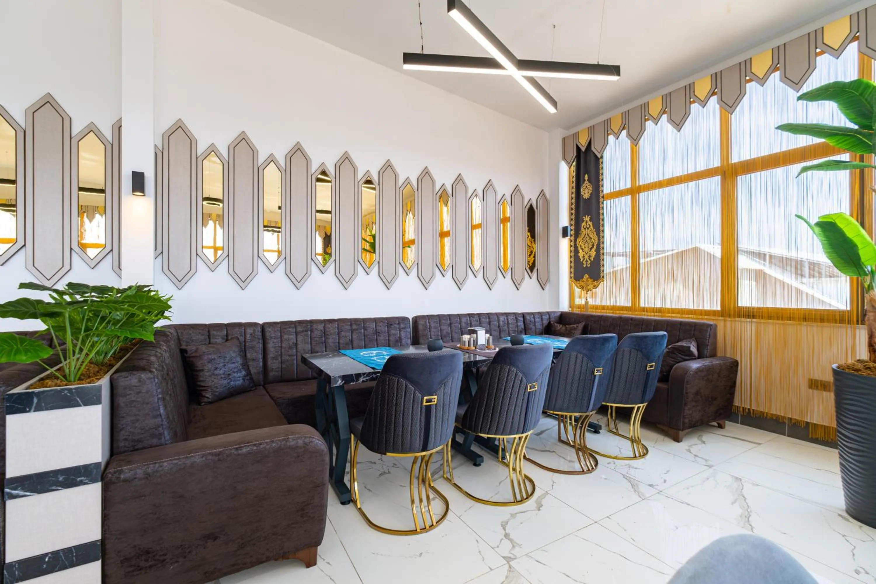 Restaurant/places to eat in Hipodrom Hotel