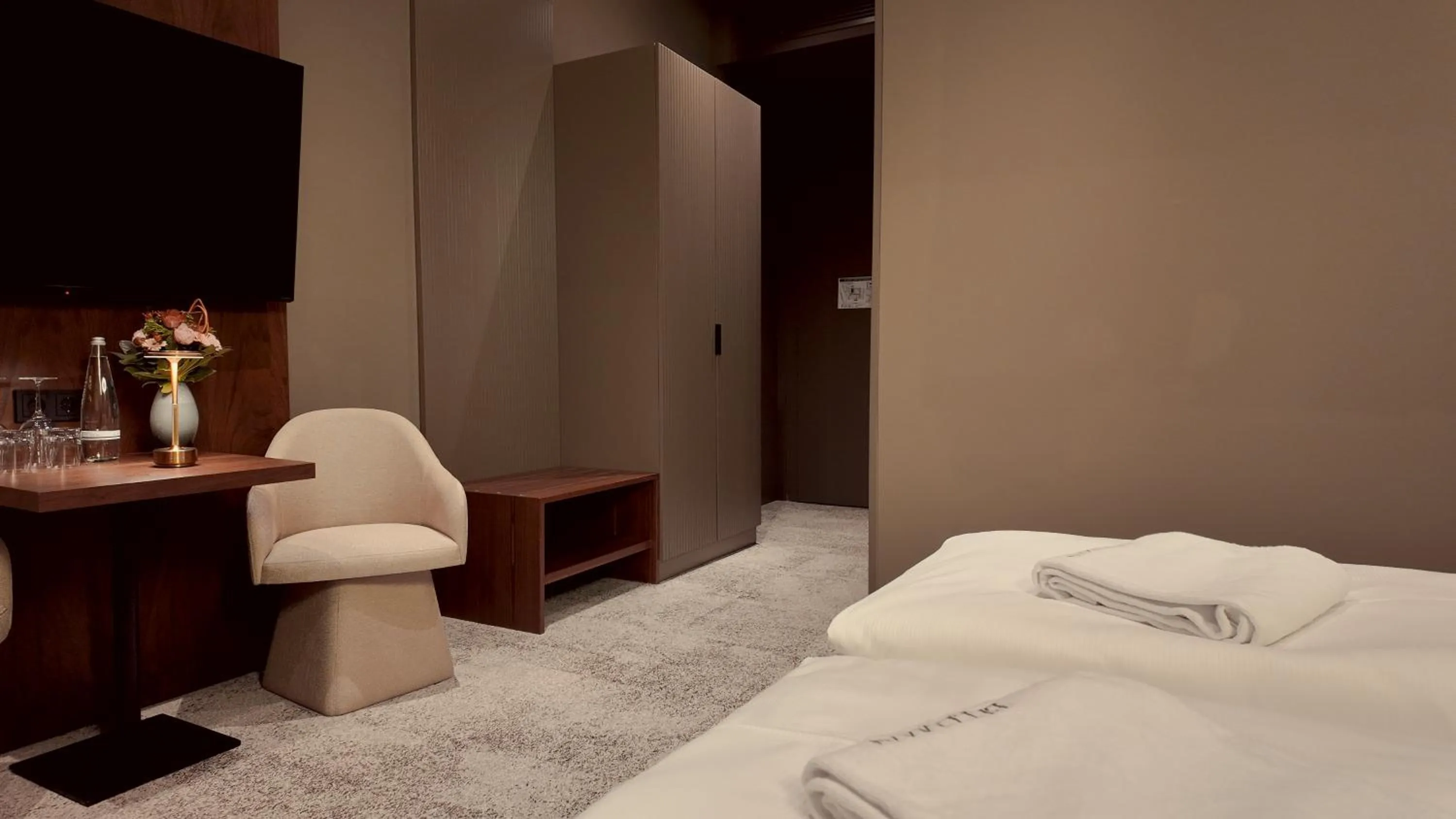 Photo of the whole room, Bed in Bellman Hotel