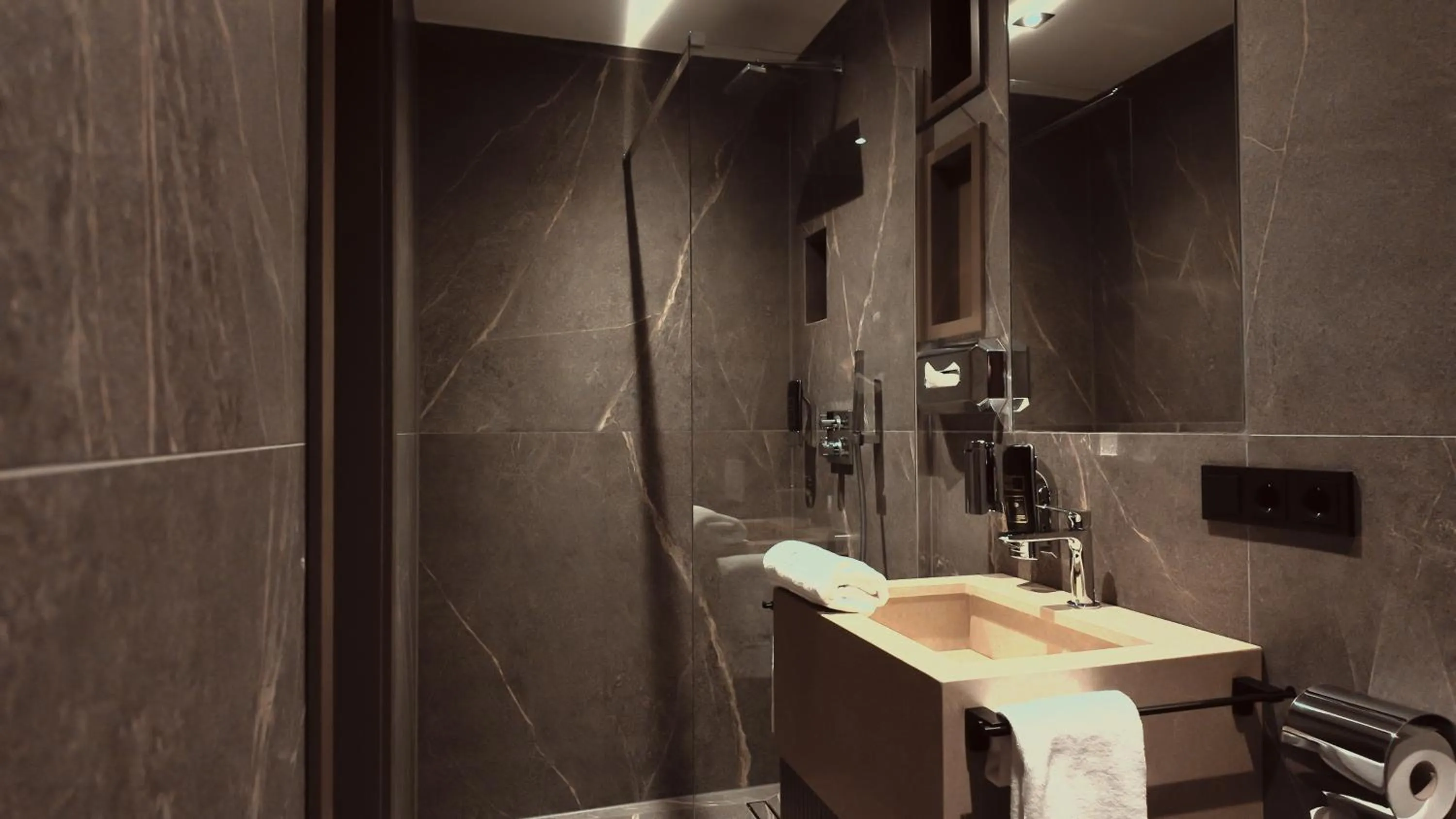 Shower in Bellman Hotel