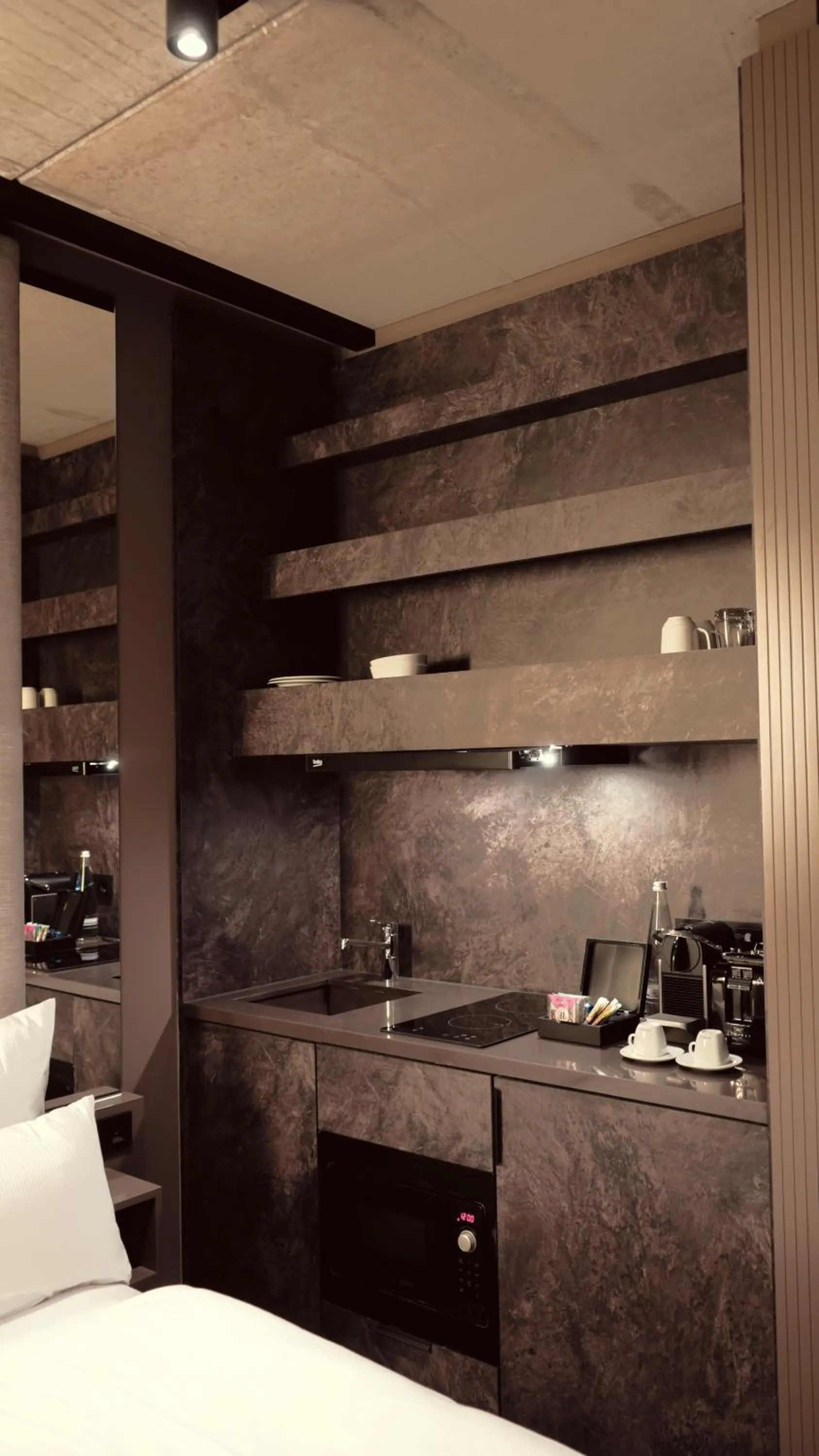 Kitchen or kitchenette, Bed in Bellman Hotel