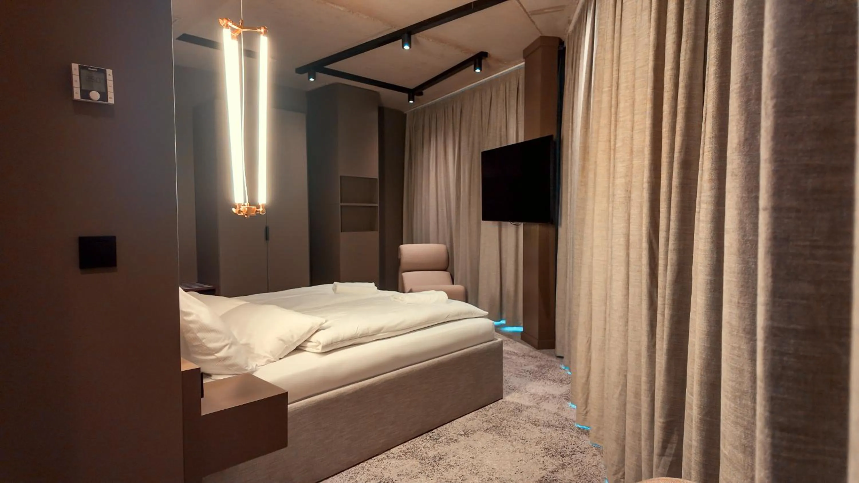 TV and multimedia, Bed in Bellman Hotel