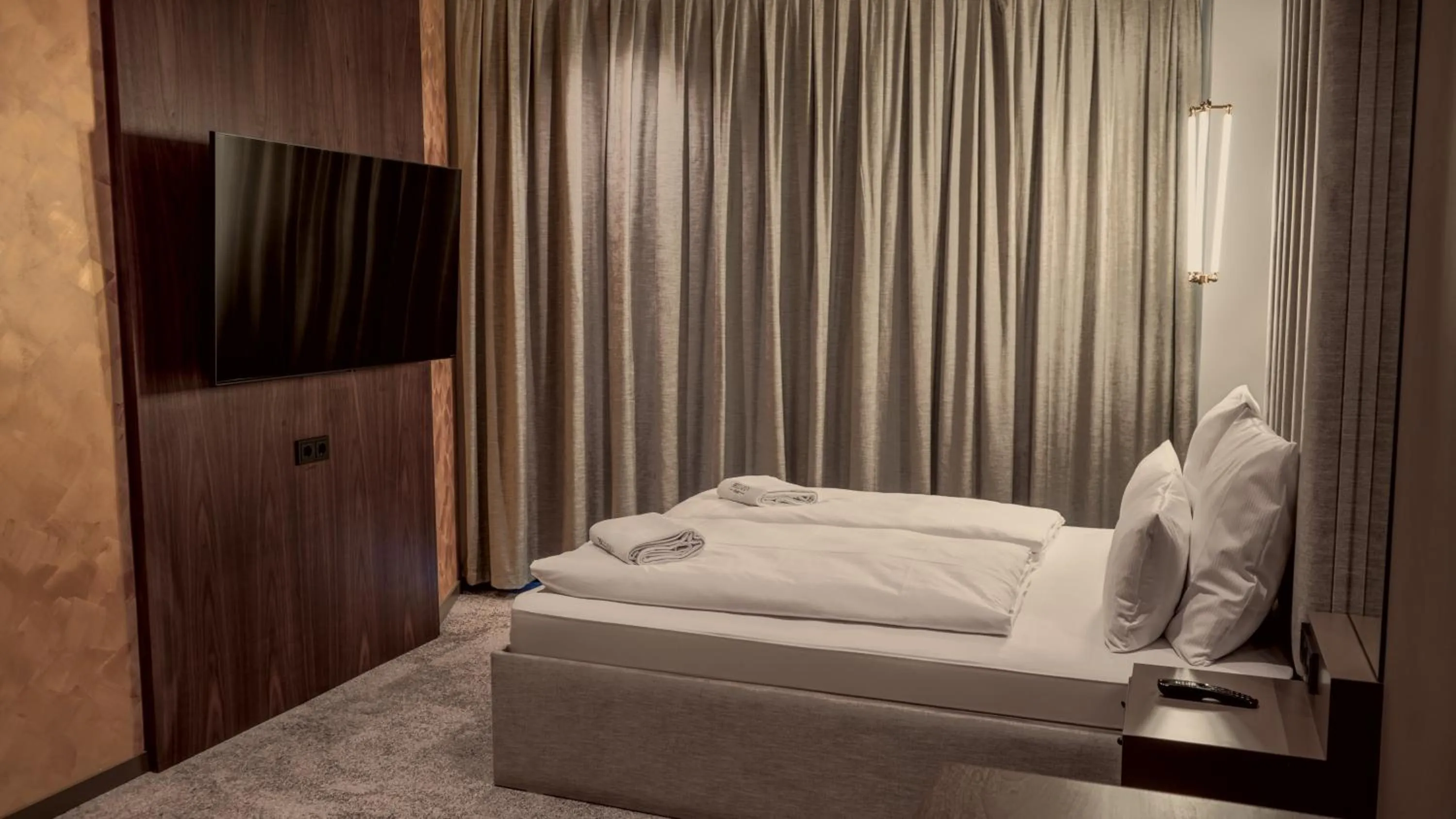 TV and multimedia, Bed in Bellman Hotel