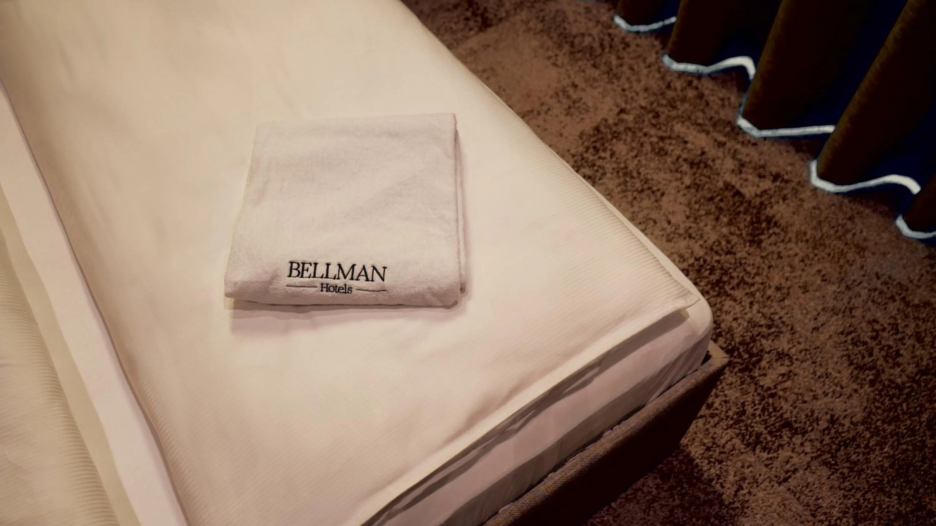towels, Bed in Bellman Hotel