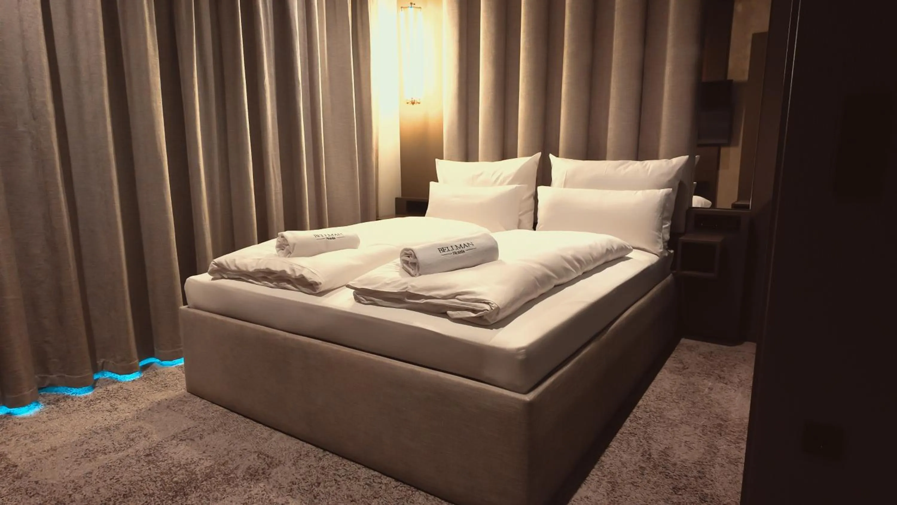 Photo of the whole room, Bed in Bellman Hotel