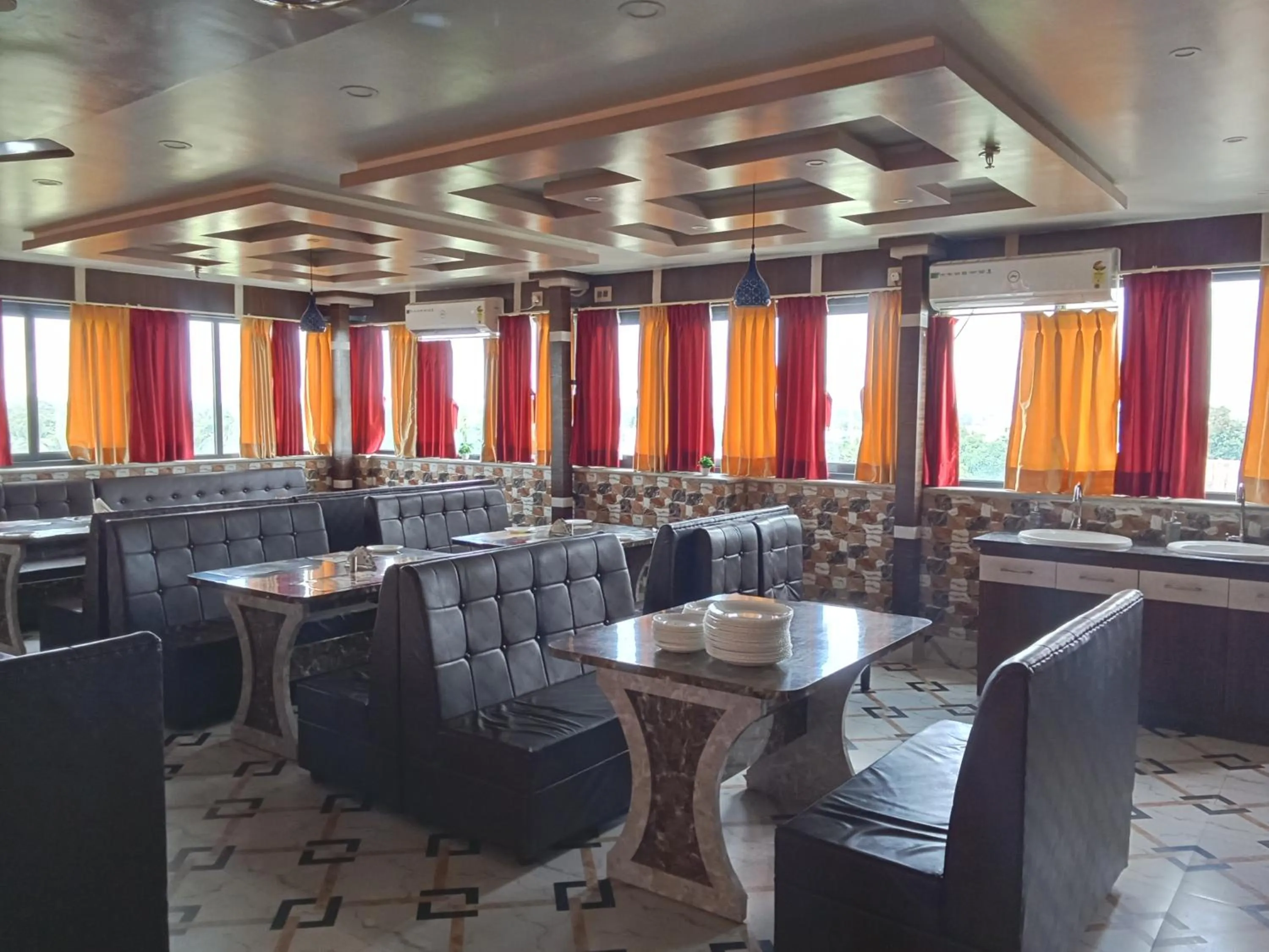 Restaurant/places to eat in Hotel Tulusi Inn ! Bolpur, Shantiniketan ! Luxury Feel In Budget