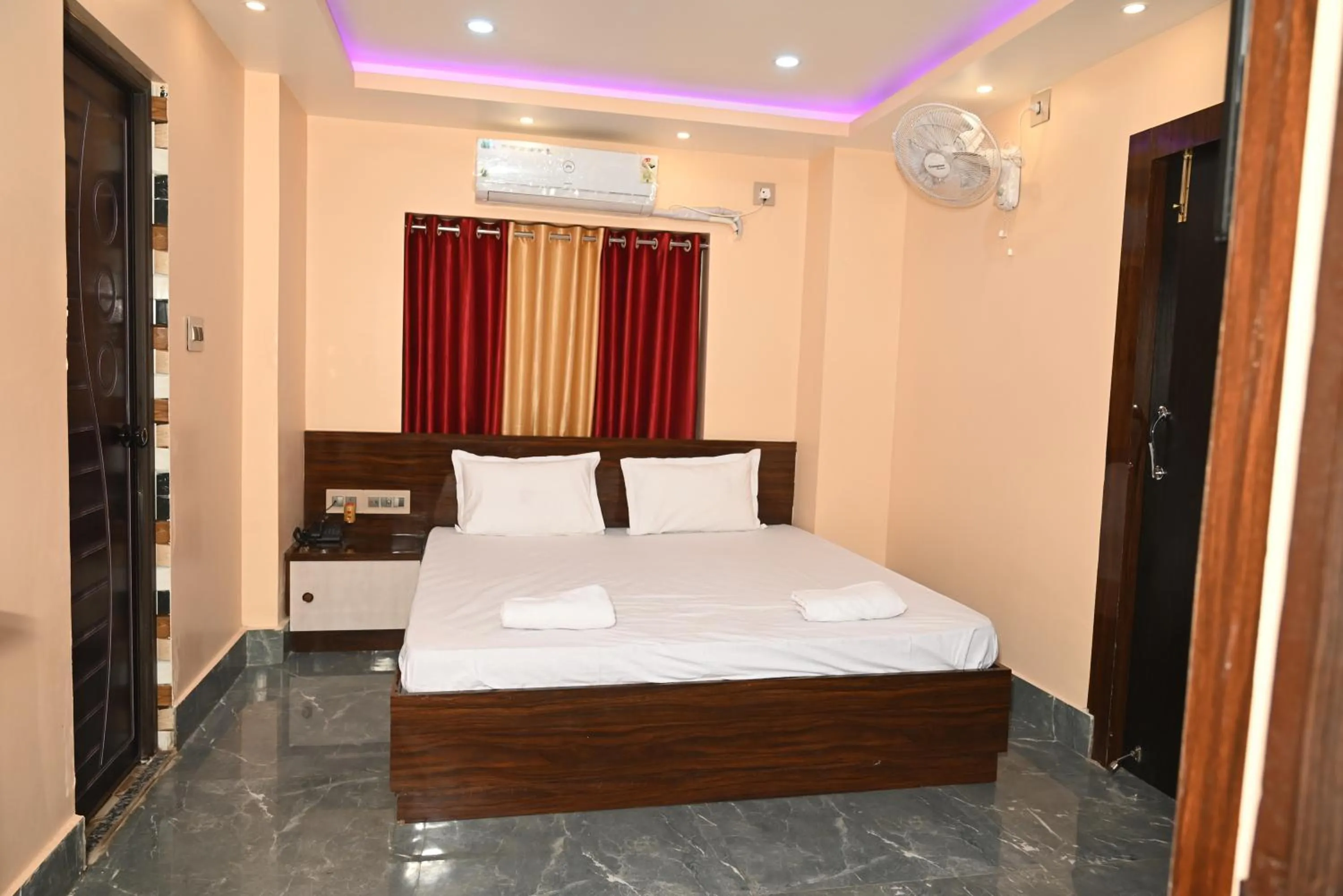 Bed in Hotel Tulusi Inn ! Bolpur, Shantiniketan ! Luxury Feel In Budget