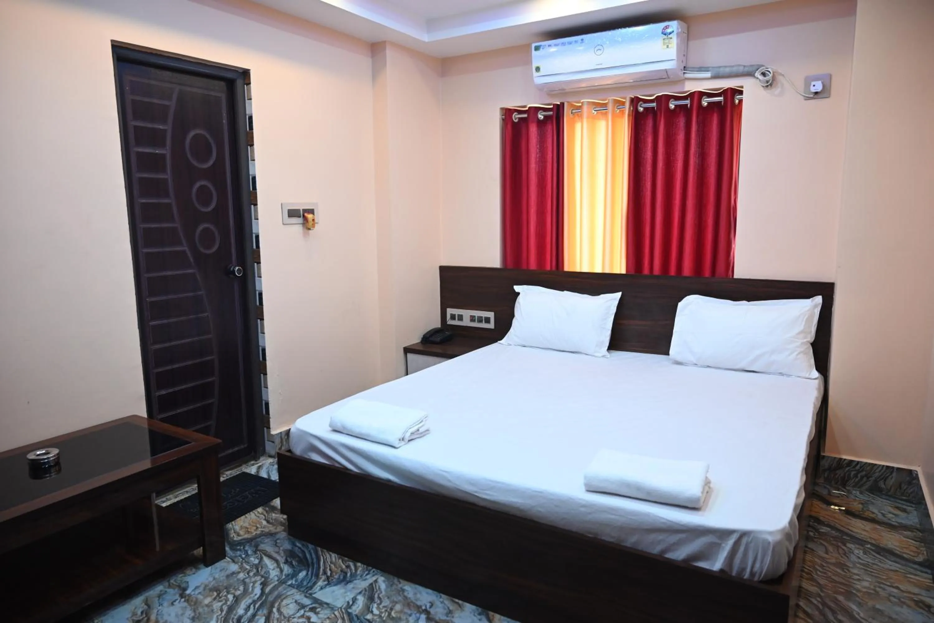 Bed in Hotel Tulusi Inn ! Bolpur, Shantiniketan ! Luxury Feel In Budget