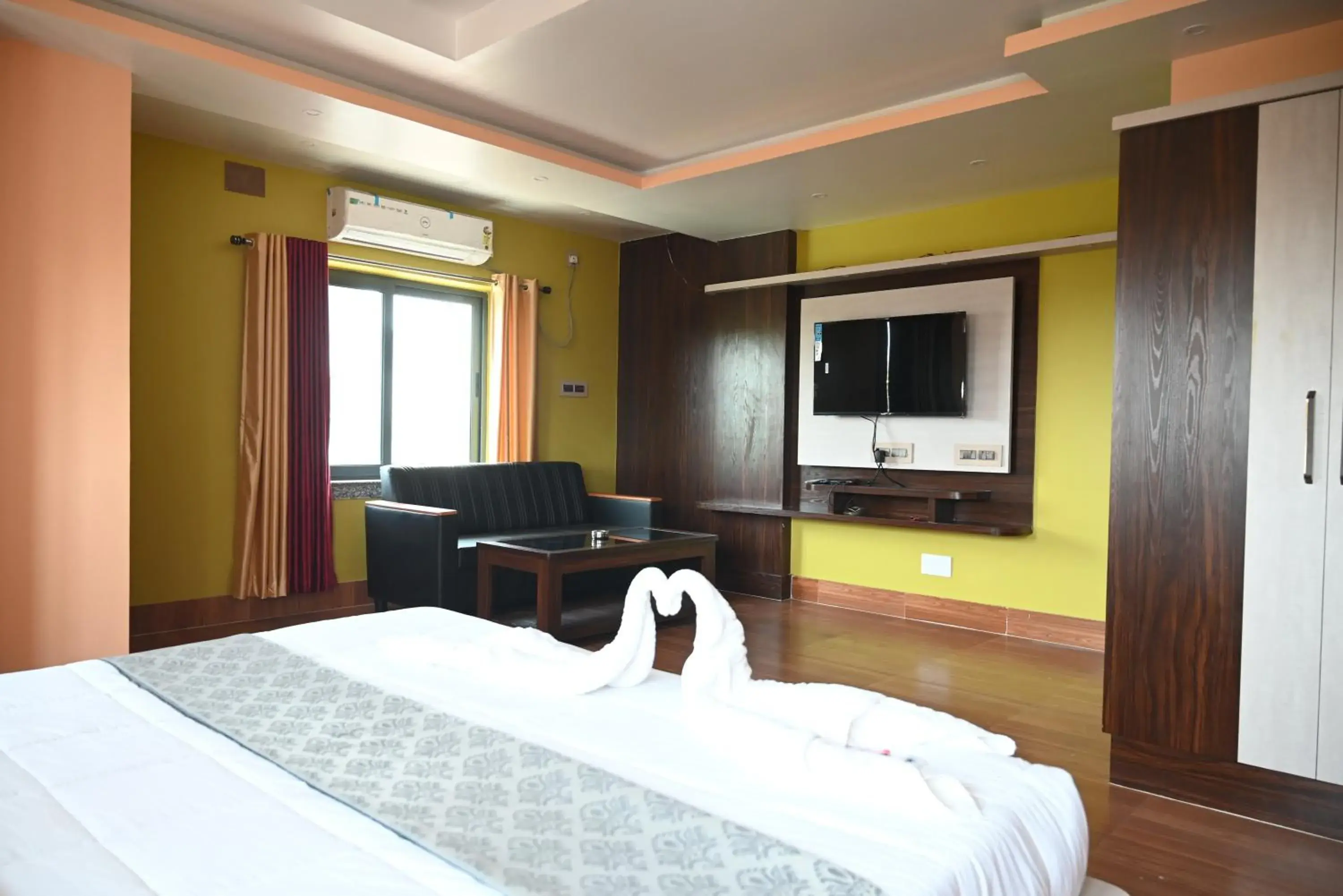 Superior Double Room in Hotel Tulusi Inn, Bolpur, Shantiniketan Superior Double Room in Hotel Tulusi Inn, Bolpur, Shantiniketan