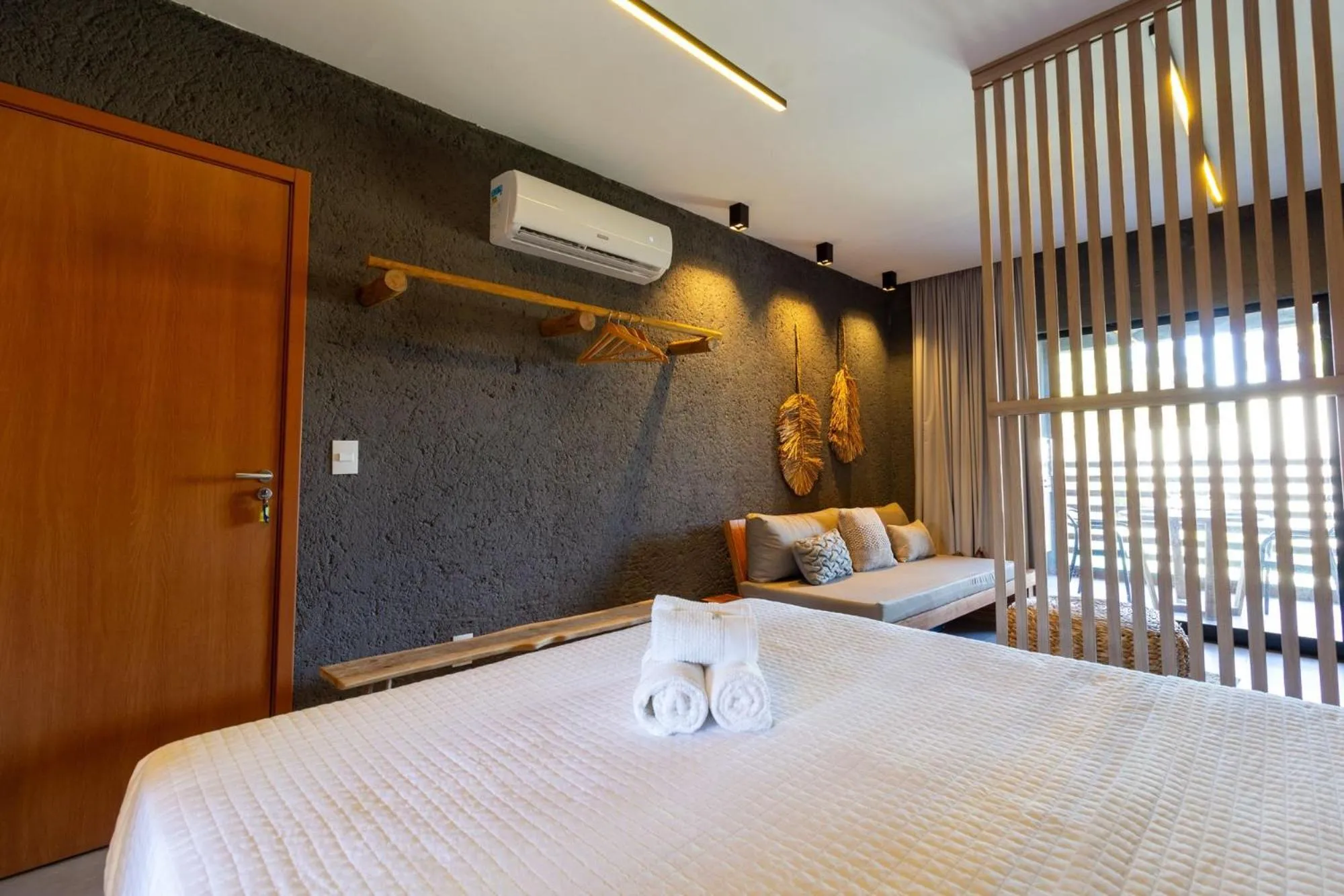 Seating area, Bed in Villas Manatee Milagres por Quarto à Vista