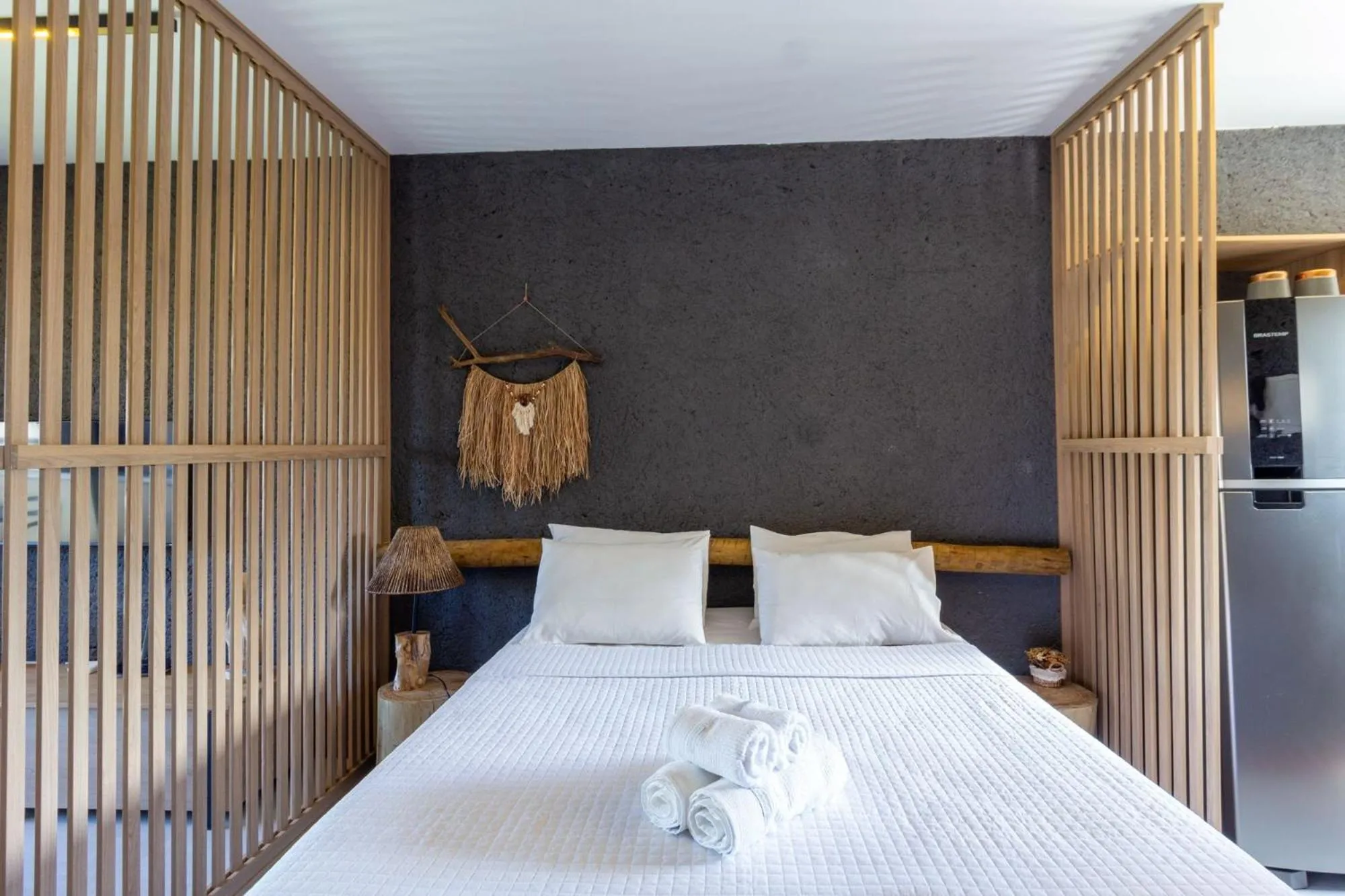 Seating area, Bed in Villas Manatee Milagres por Quarto à Vista