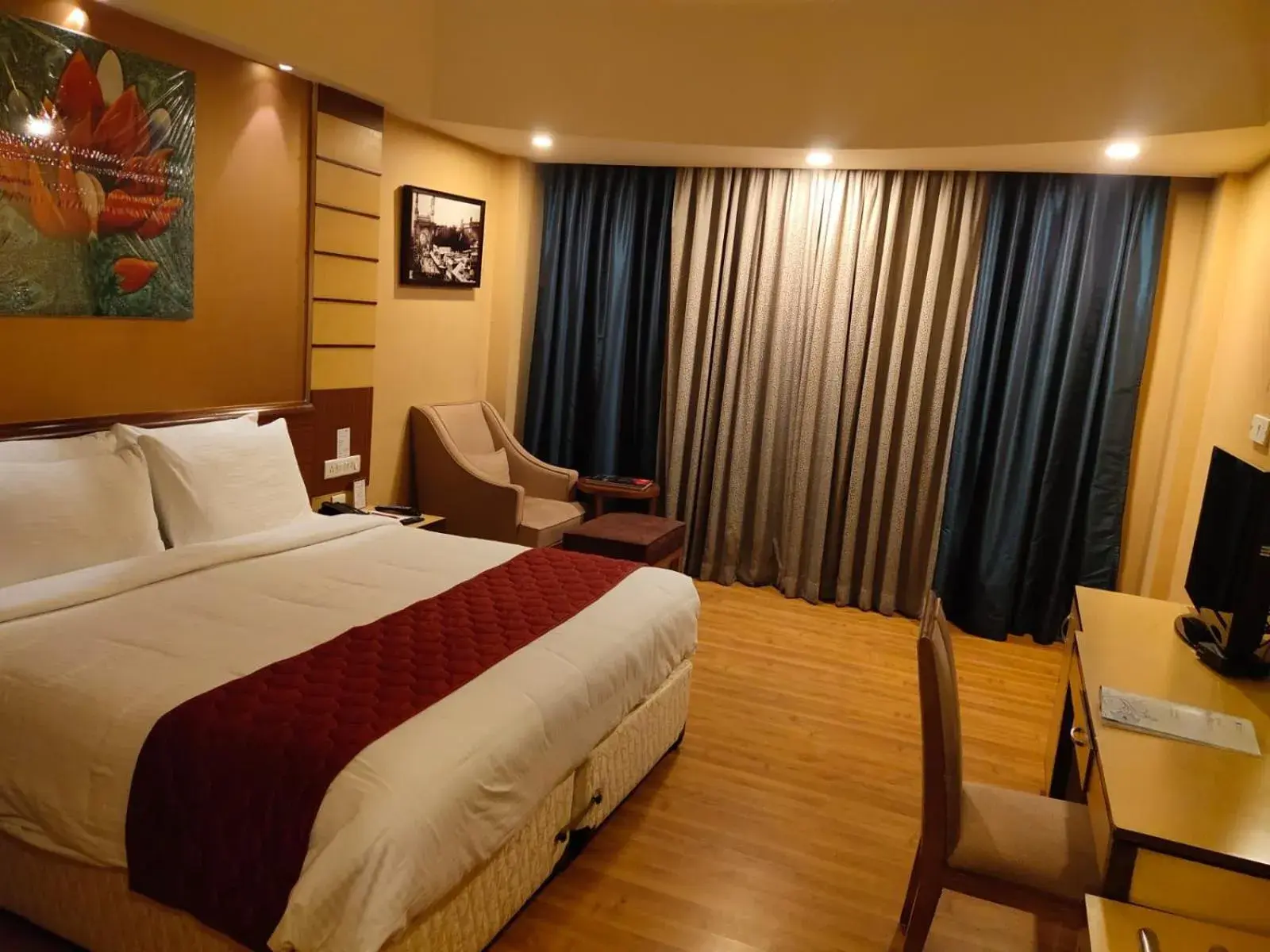 Photo of the whole room, Bed in Hotel the Plaza Photo of the whole room, Bed in Hotel the Plaza