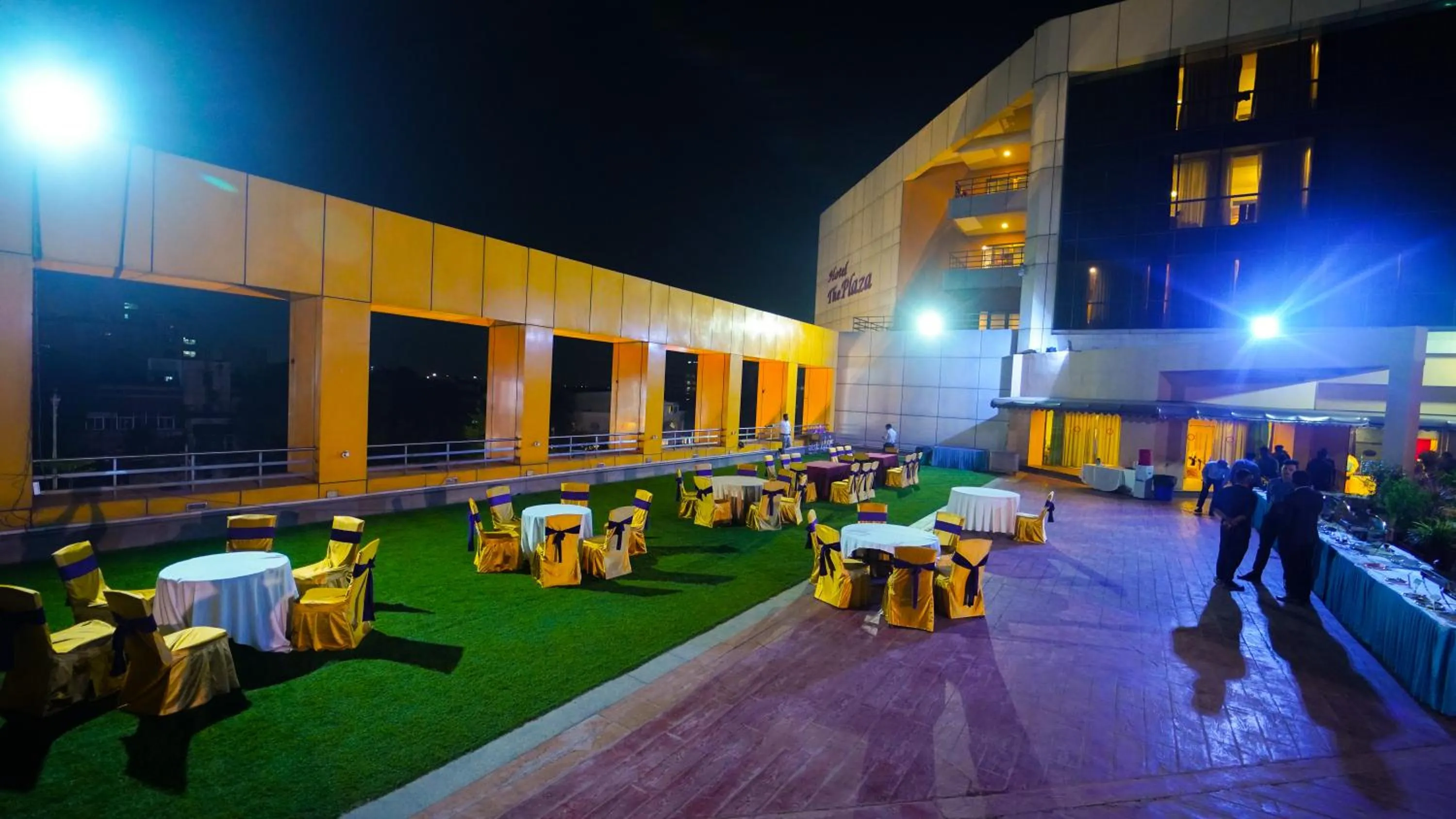 Evening entertainment in Hotel the Plaza