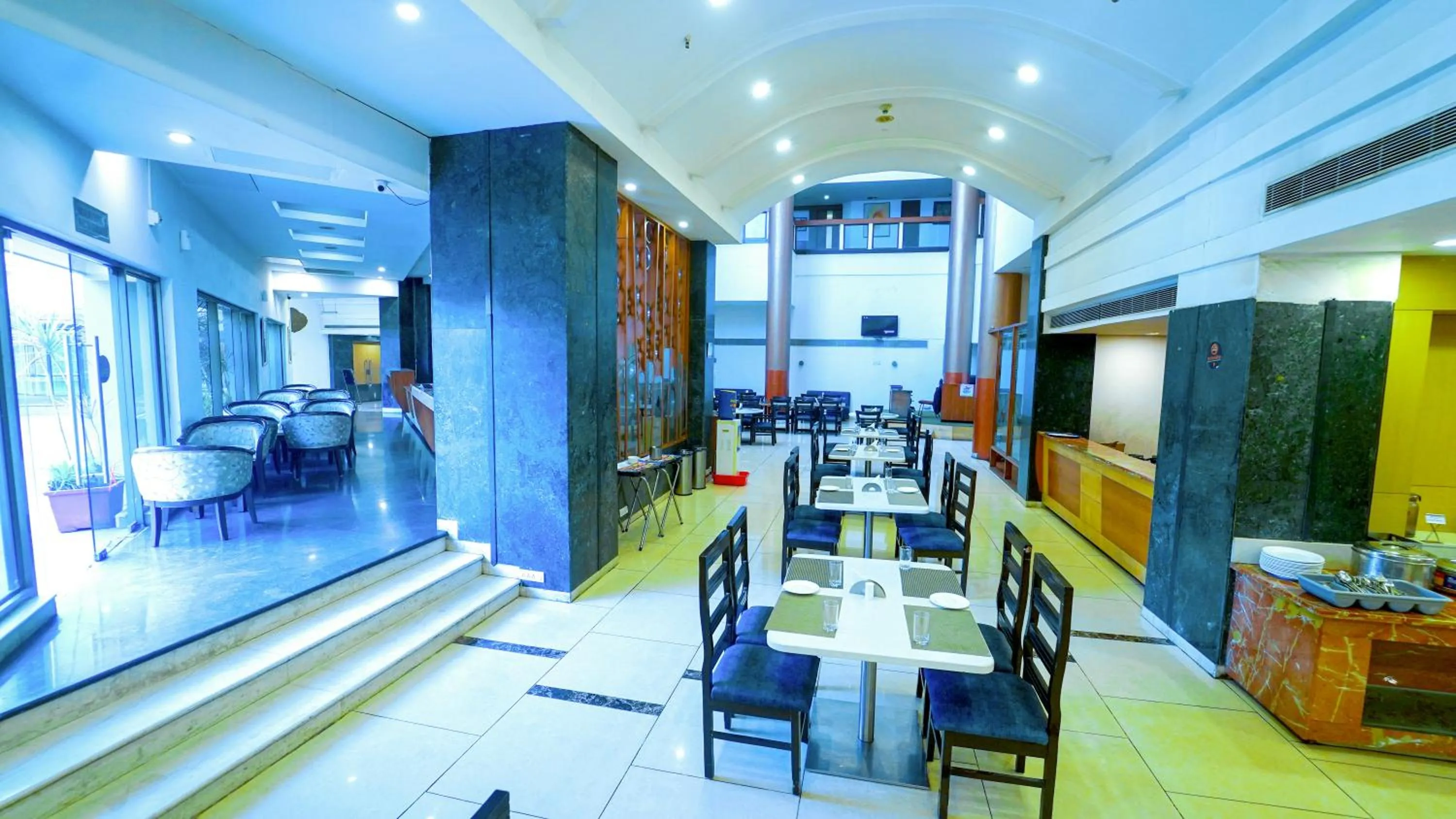 Restaurant/places to eat in Hotel the Plaza