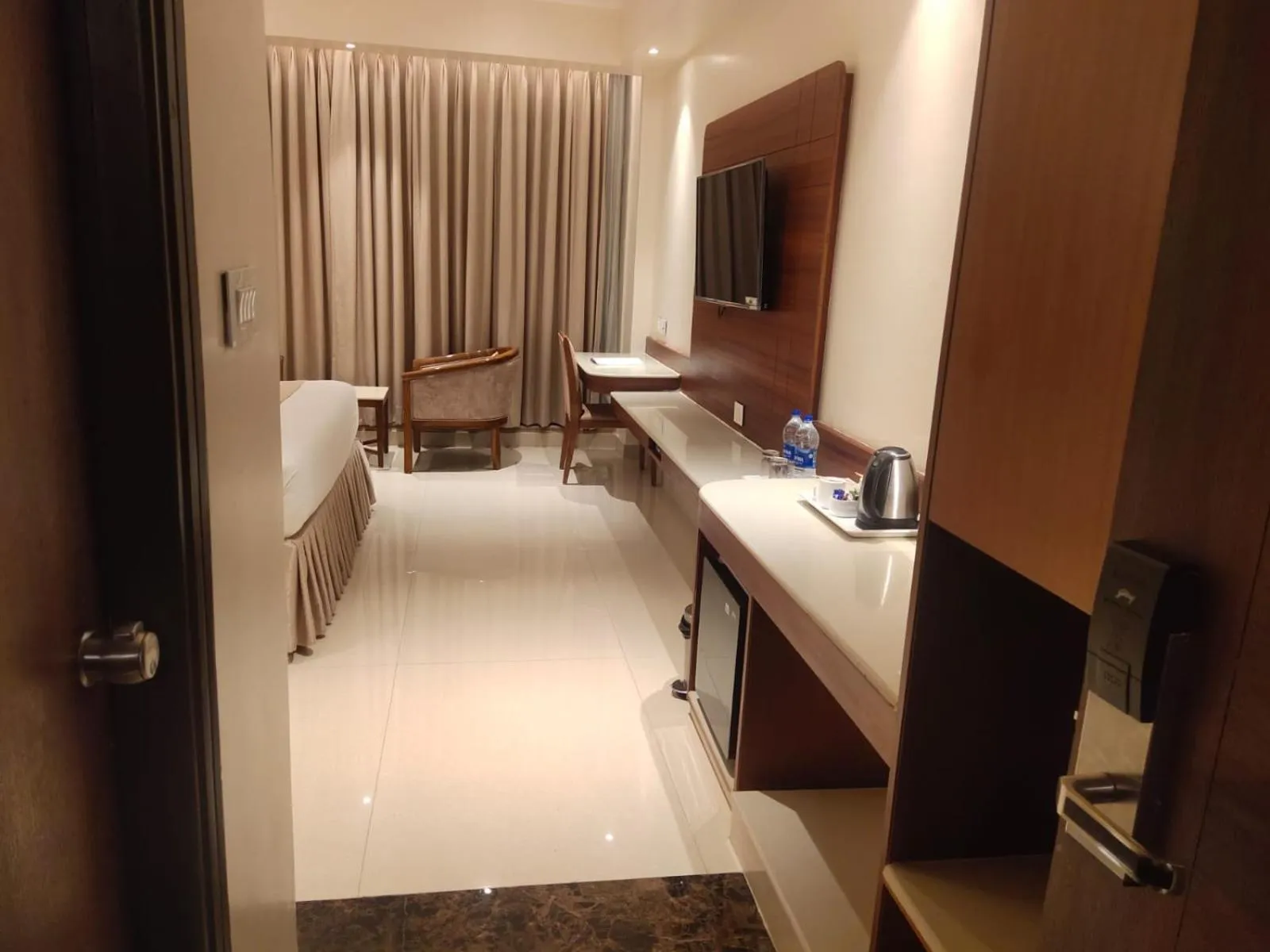 Photo of the whole room, Bed in Hotel the Plaza