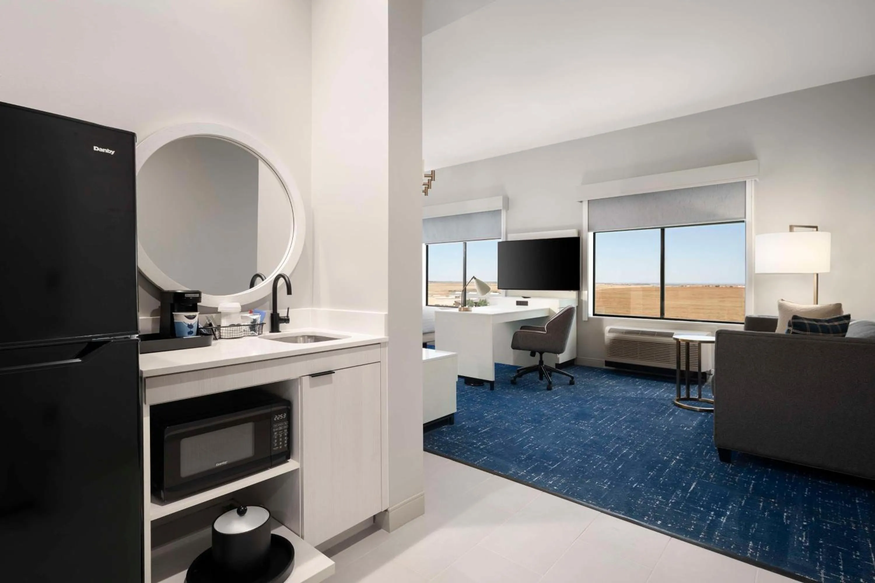 Kitchen or kitchenette, Bed in Hampton Inn & Suites Amarillo West