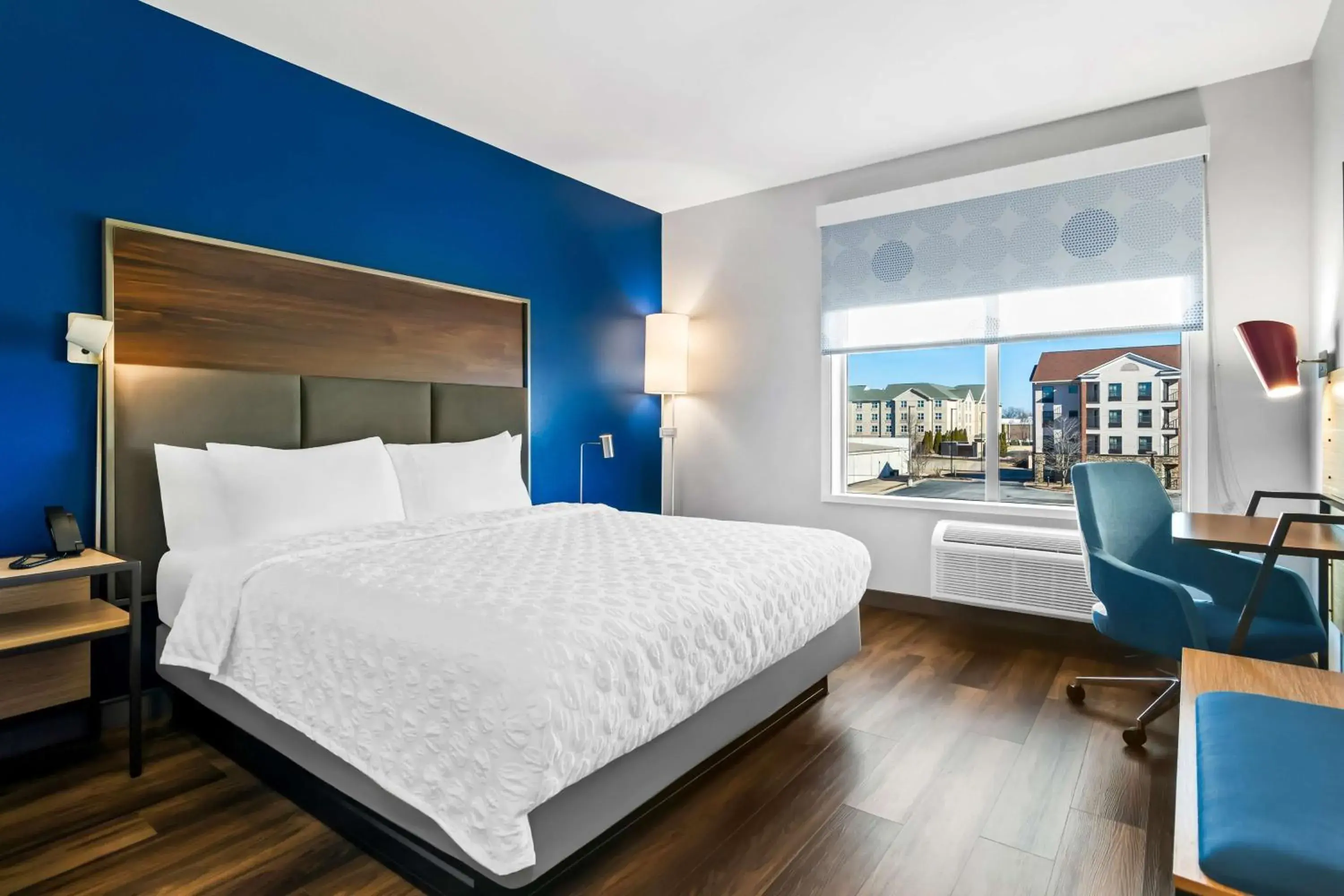 King Room with Walk-In Shower in Tru By Hilton Rogers Bentonville King Room with Walk-In Shower in Tru By Hilton Rogers Bentonville