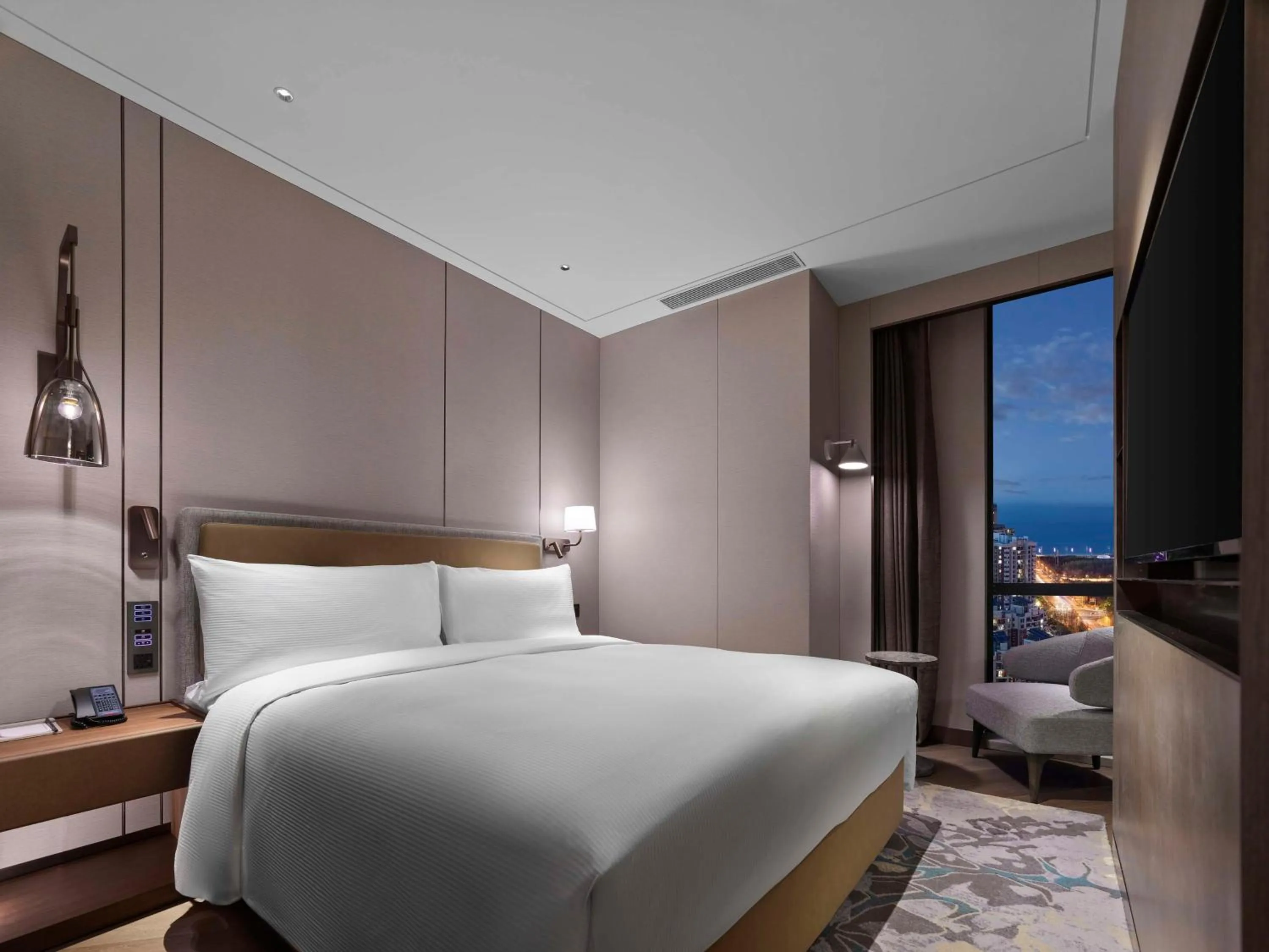 Bed in Doubletree By Hilton Yantai Golden Coast Hotel & Suites