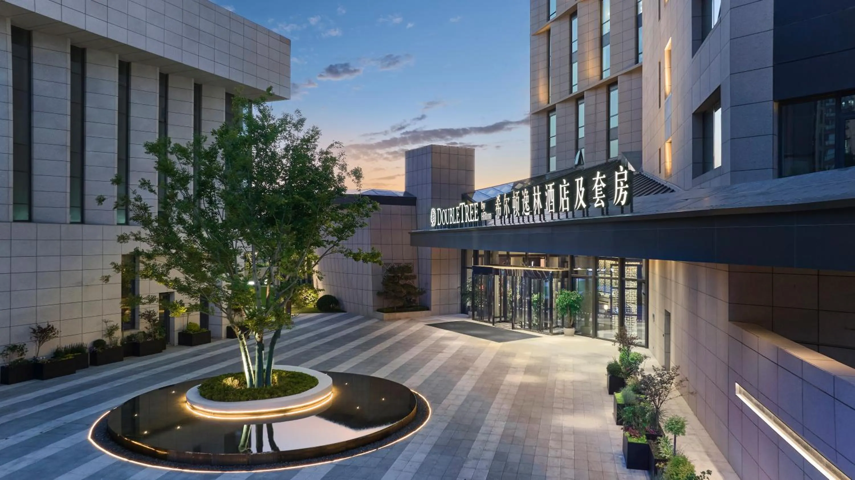 Property building in Doubletree By Hilton Yantai Golden Coast Hotel & Suites