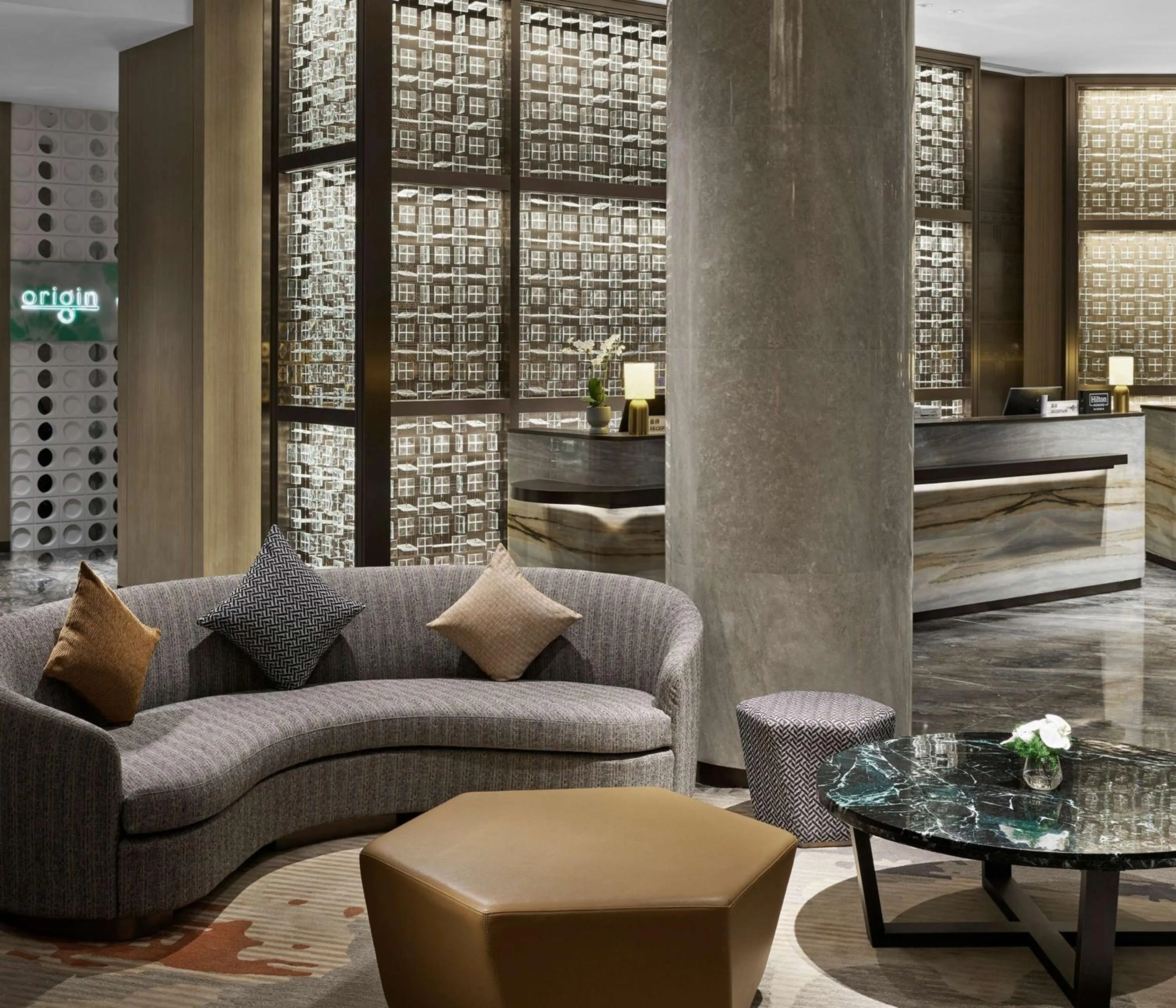 Lobby or reception in Doubletree By Hilton Yantai Golden Coast Hotel & Suites