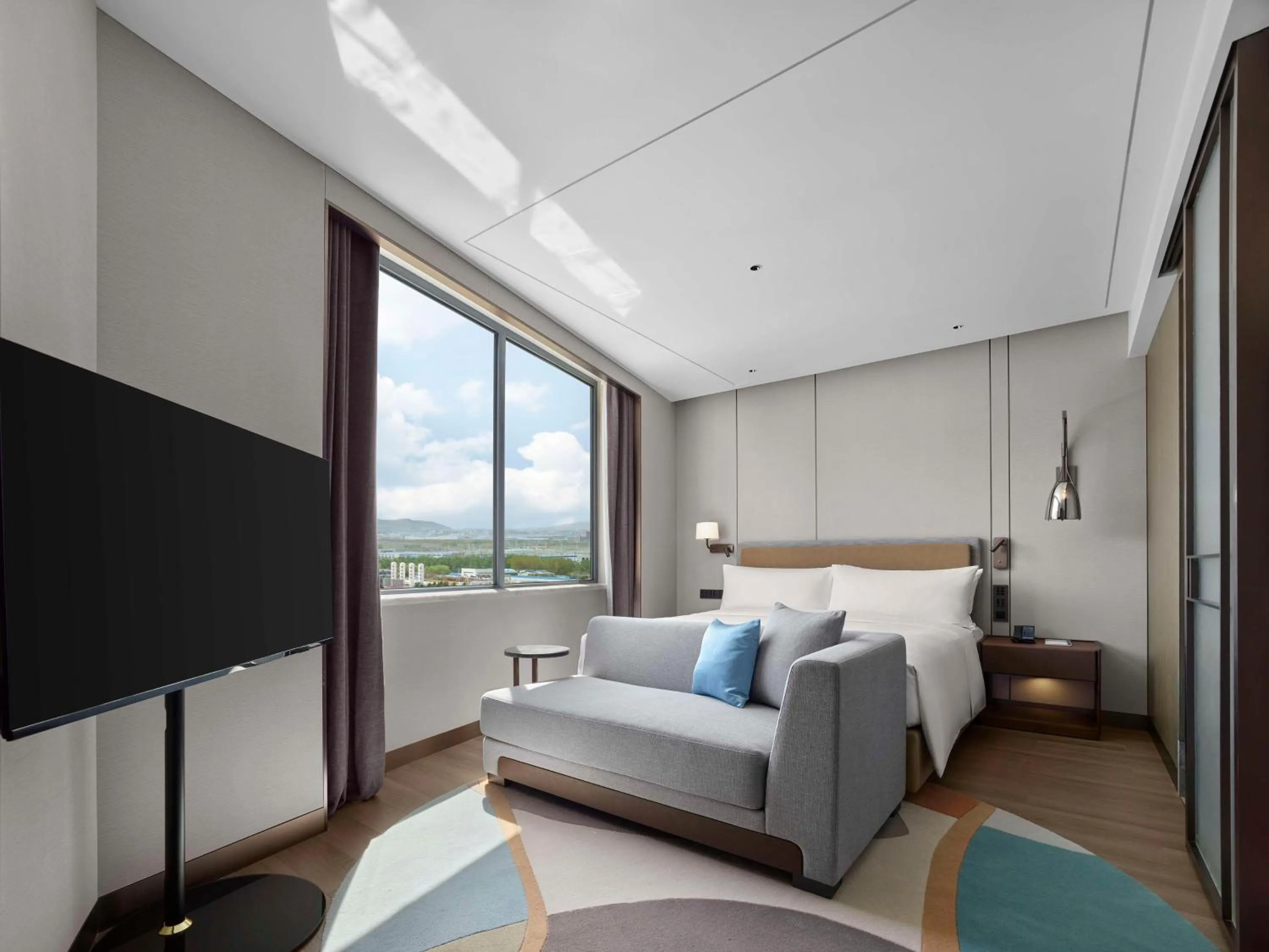 Bed in Doubletree By Hilton Yantai Golden Coast Hotel & Suites