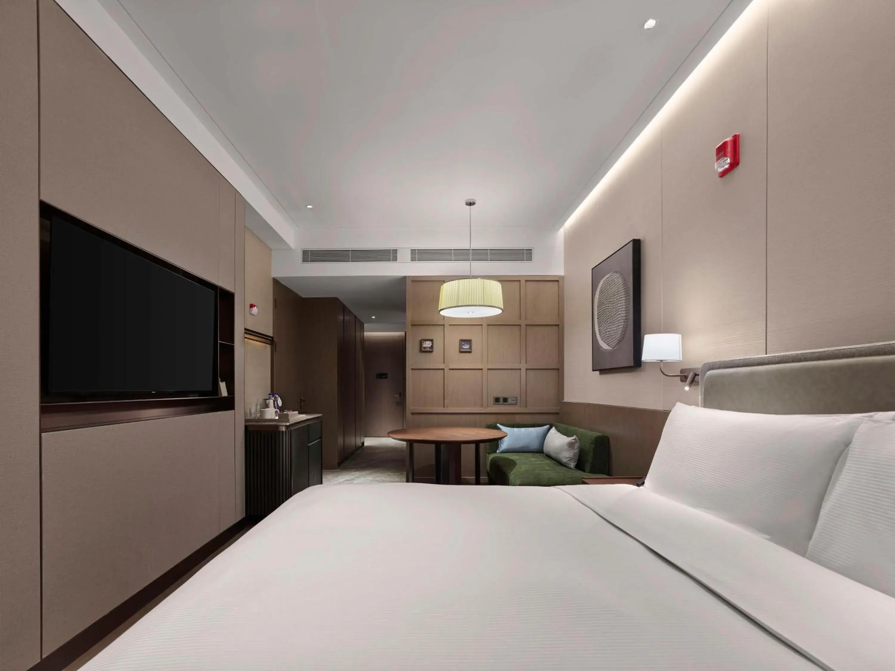 King Room - Mobility Accessible in Doubletree By Hilton Yantai Golden Coast Hotel & Suites King Room - Mobility Accessible in Doubletree By Hilton Yantai Golden Coast Hotel & Suites