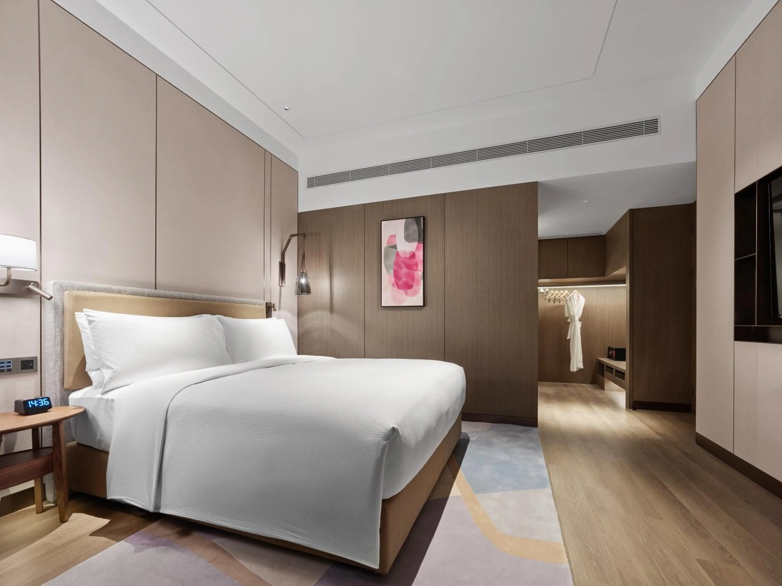 Bed in Doubletree By Hilton Yantai Golden Coast Hotel & Suites