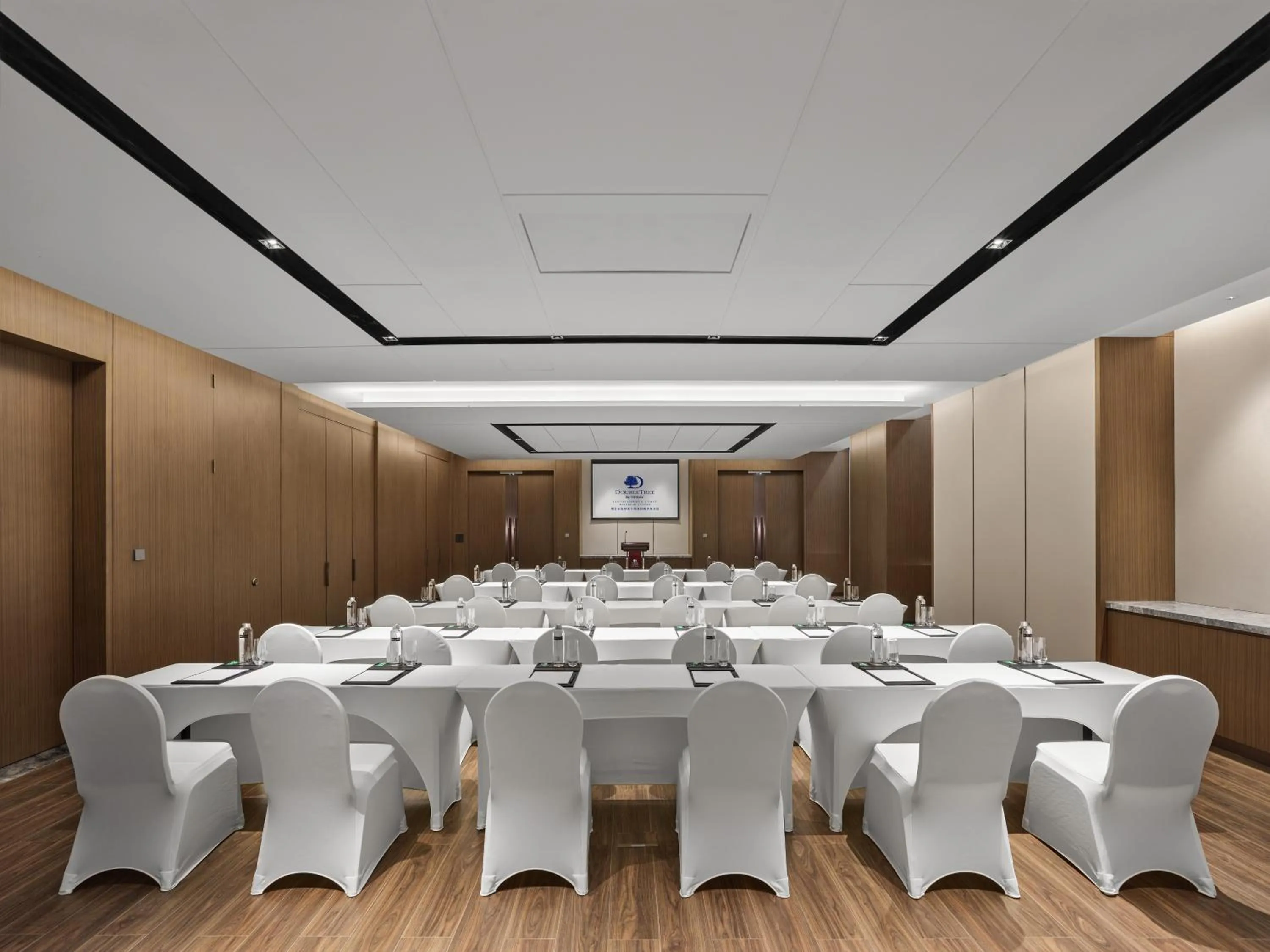 Meeting/conference room in Doubletree By Hilton Yantai Golden Coast Hotel & Suites