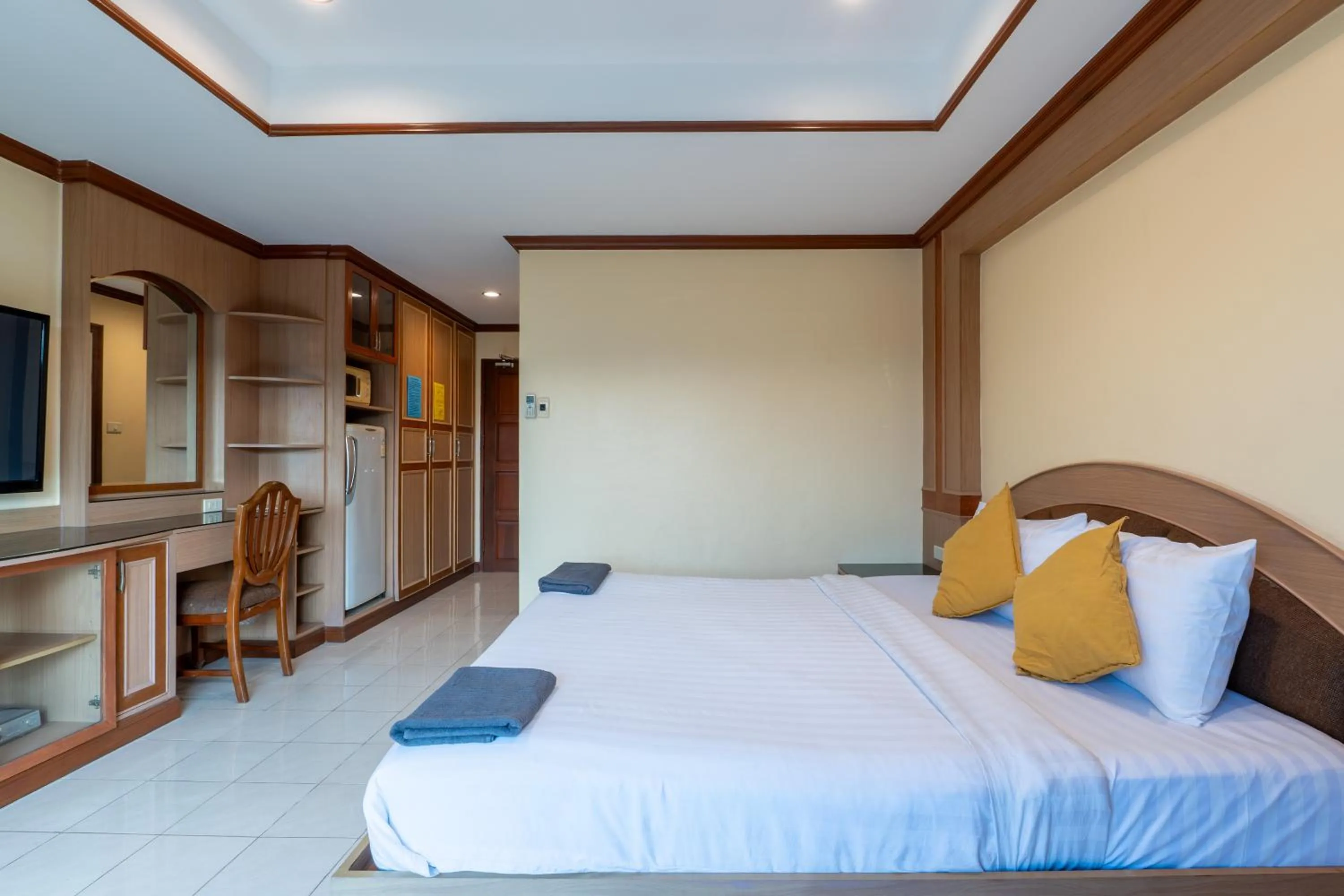 Bed in La Casa South Pattaya Hotel