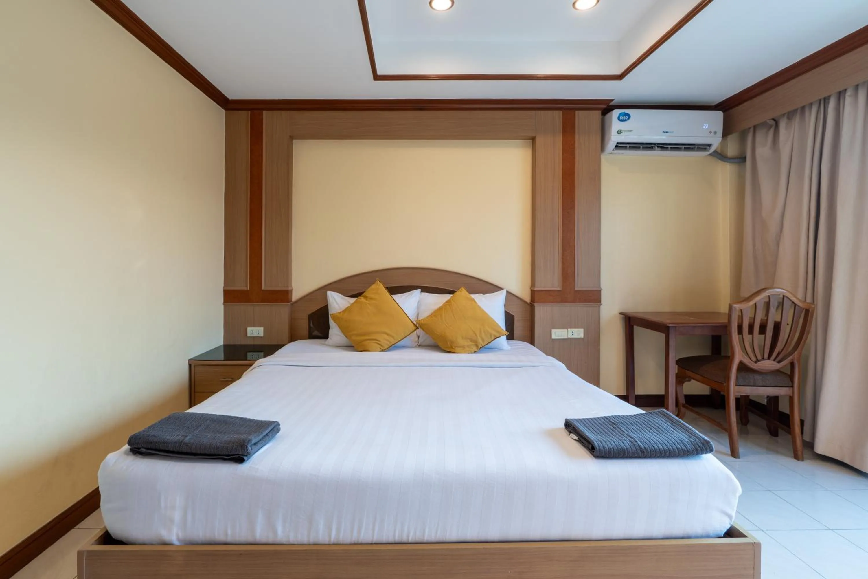 Bed in La Casa South Pattaya Hotel