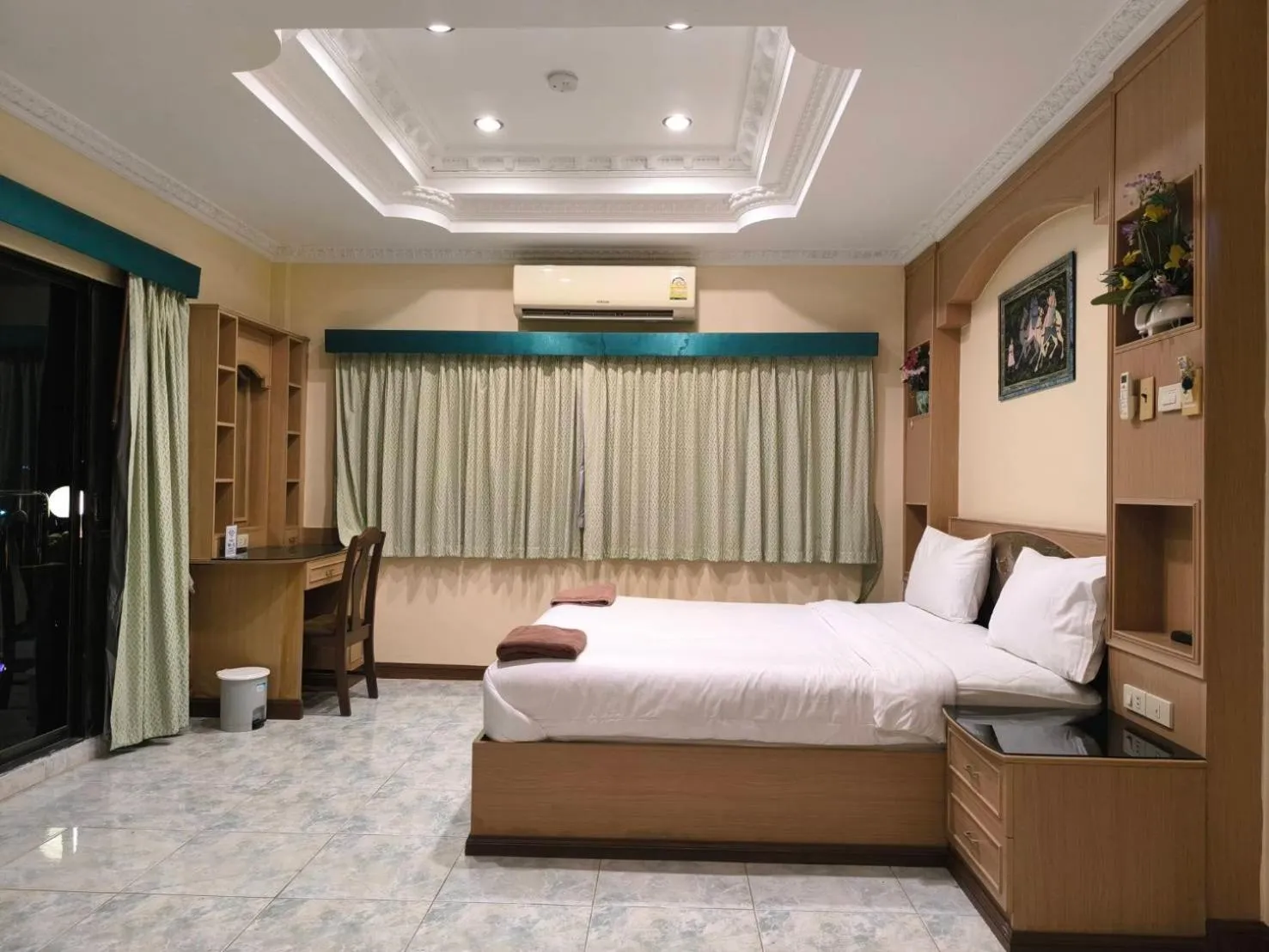 Bed in La Casa South Pattaya Hotel