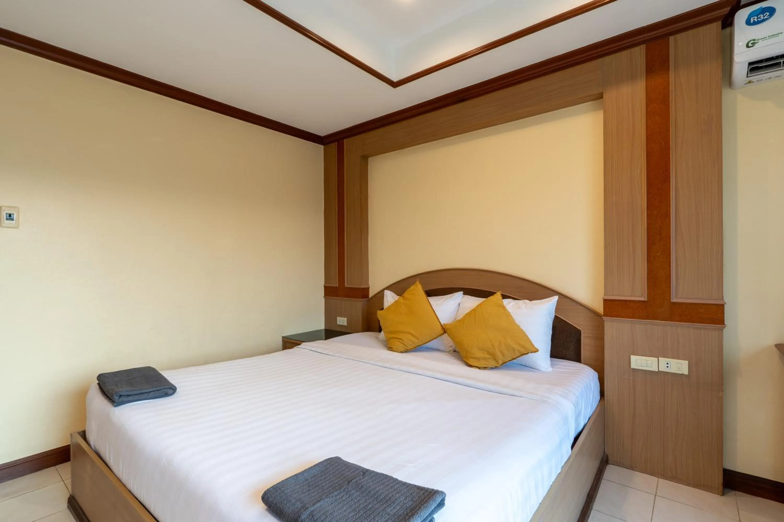 Bed in La Casa South Pattaya Hotel