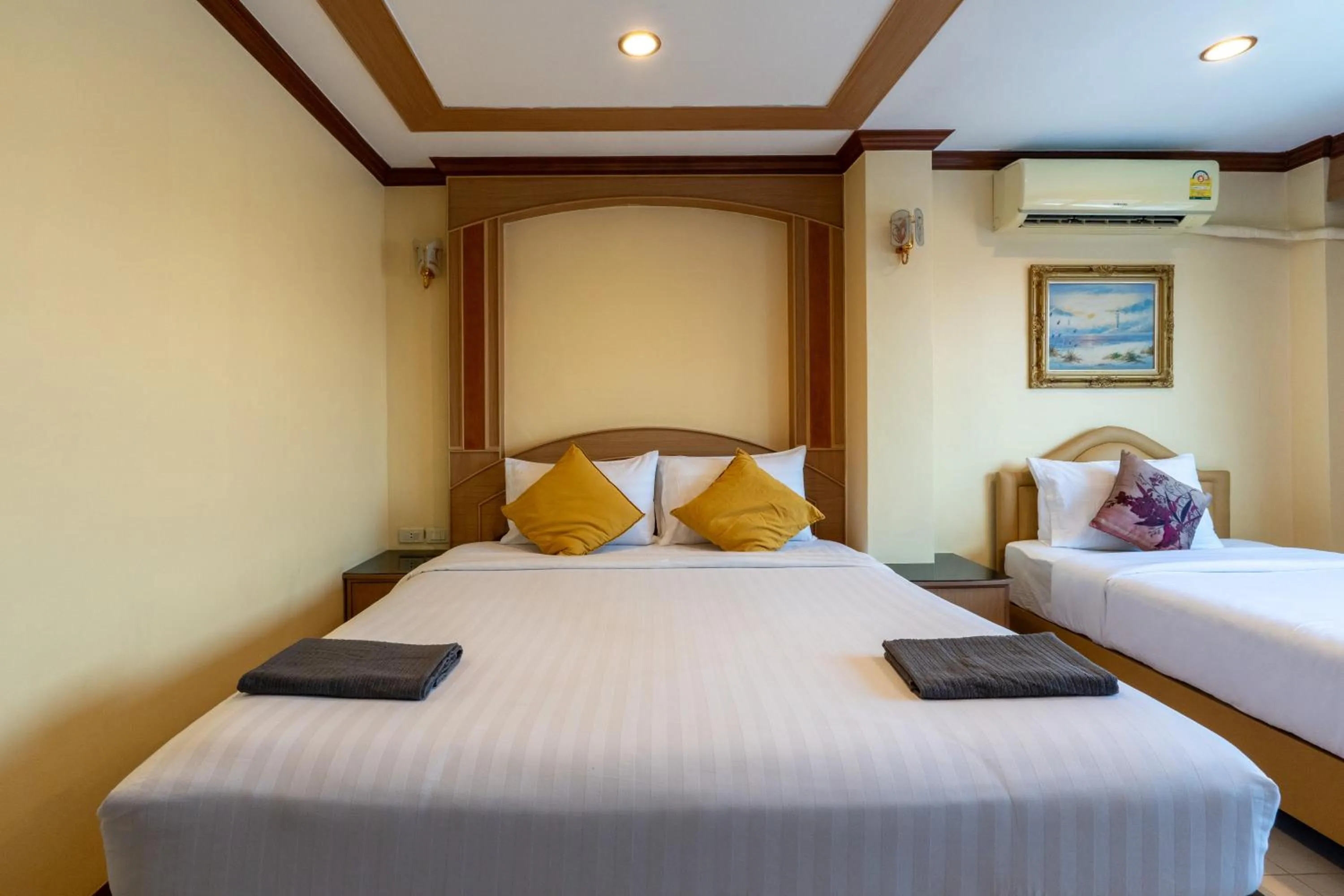 Bed in La Casa South Pattaya Hotel