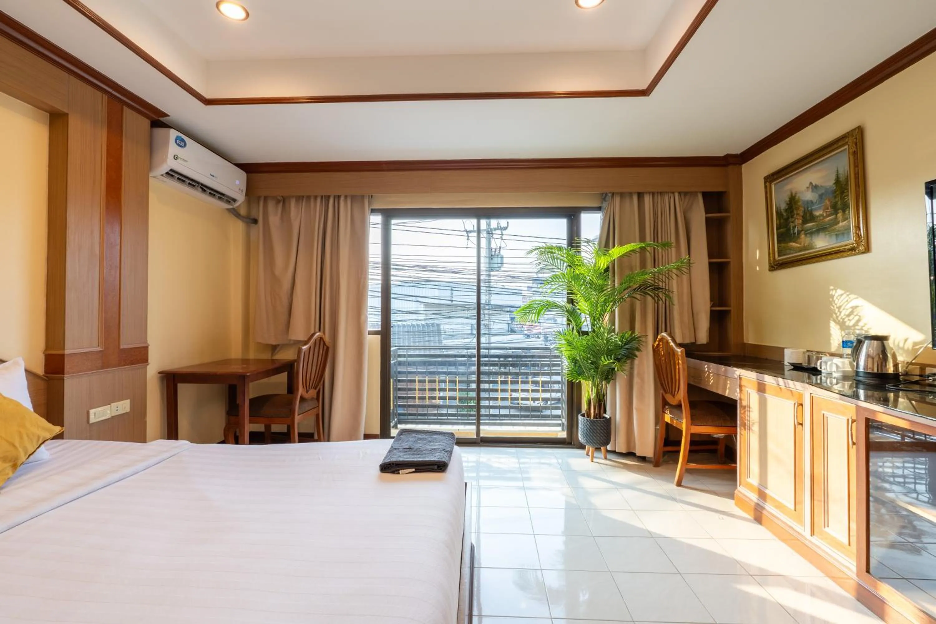 Bed in La Casa South Pattaya Hotel